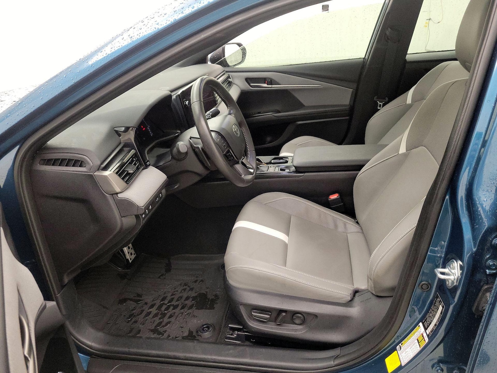 2025 Toyota Camry SE - Photo 12