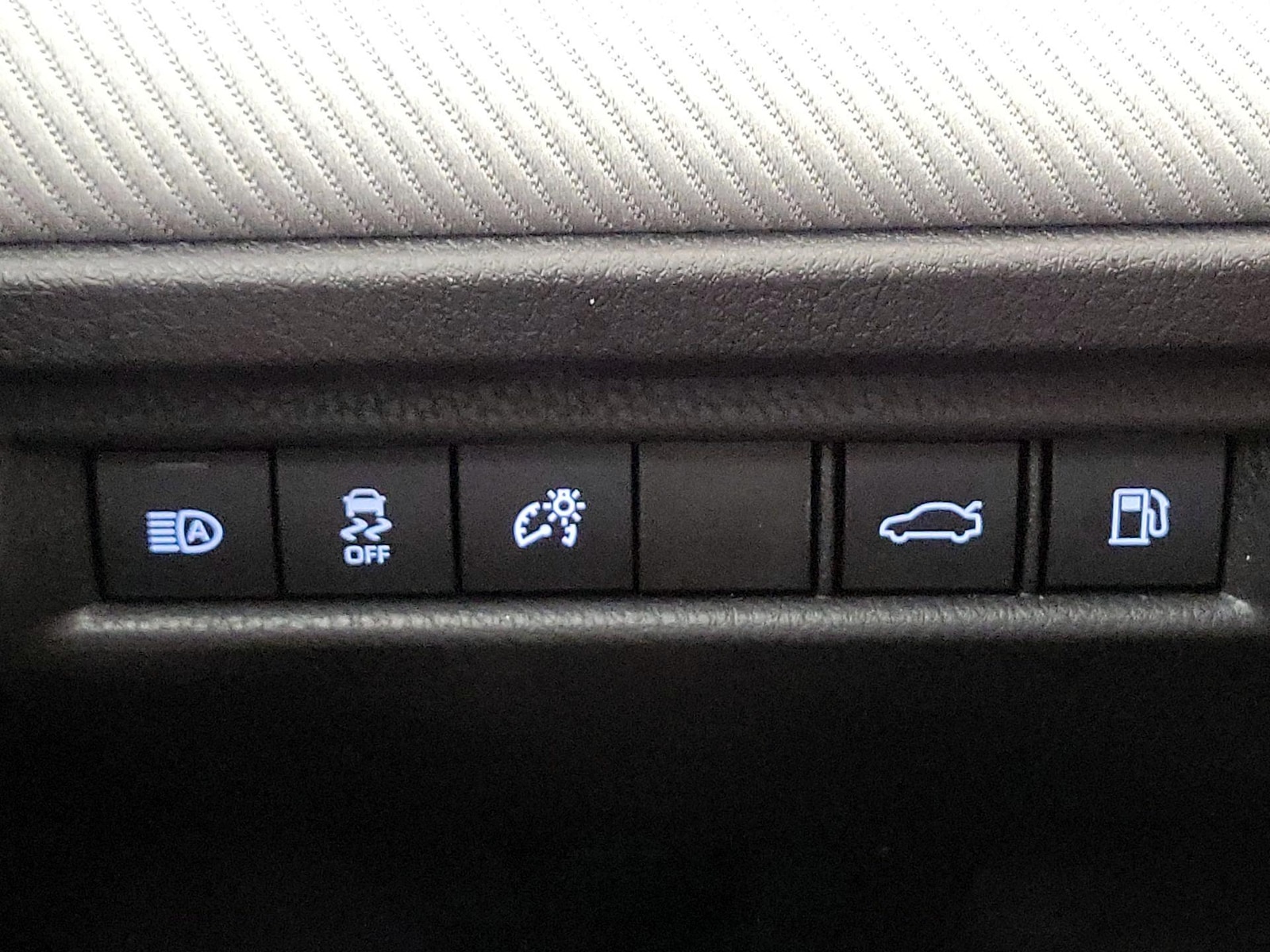 2025 Toyota Camry SE - Photo 14