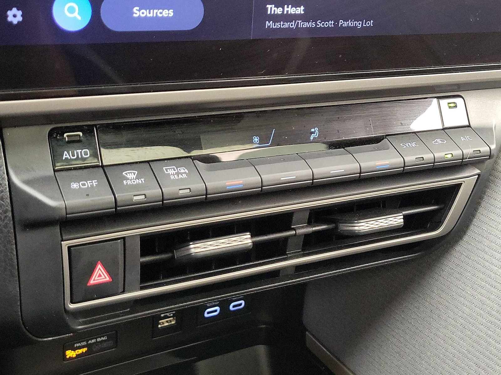 2025 Toyota Camry SE - Photo 17