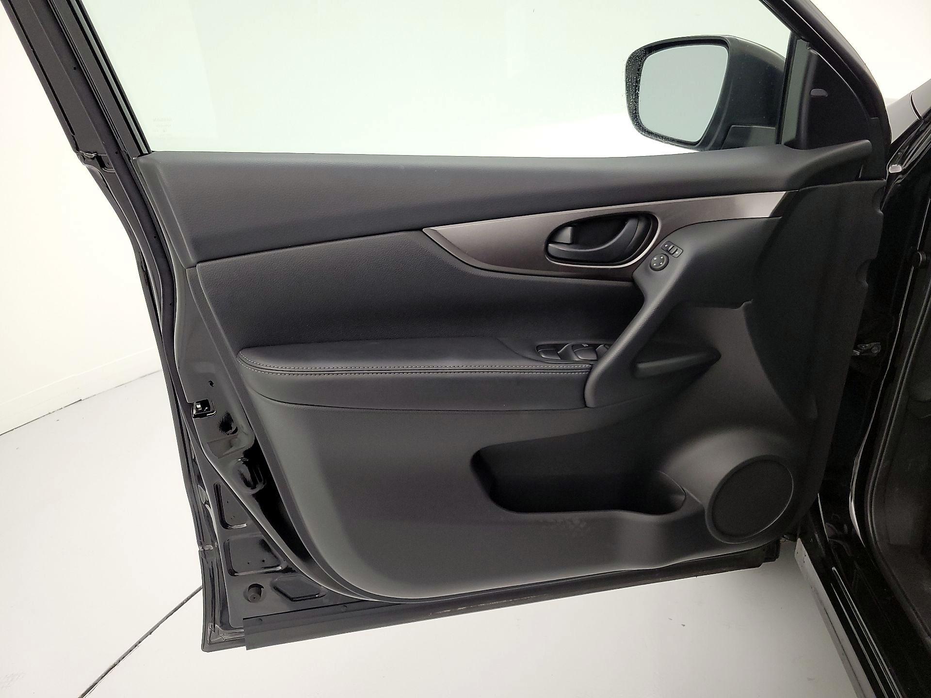 Thumbnail: 2020 Nissan Rogue Sport - 12