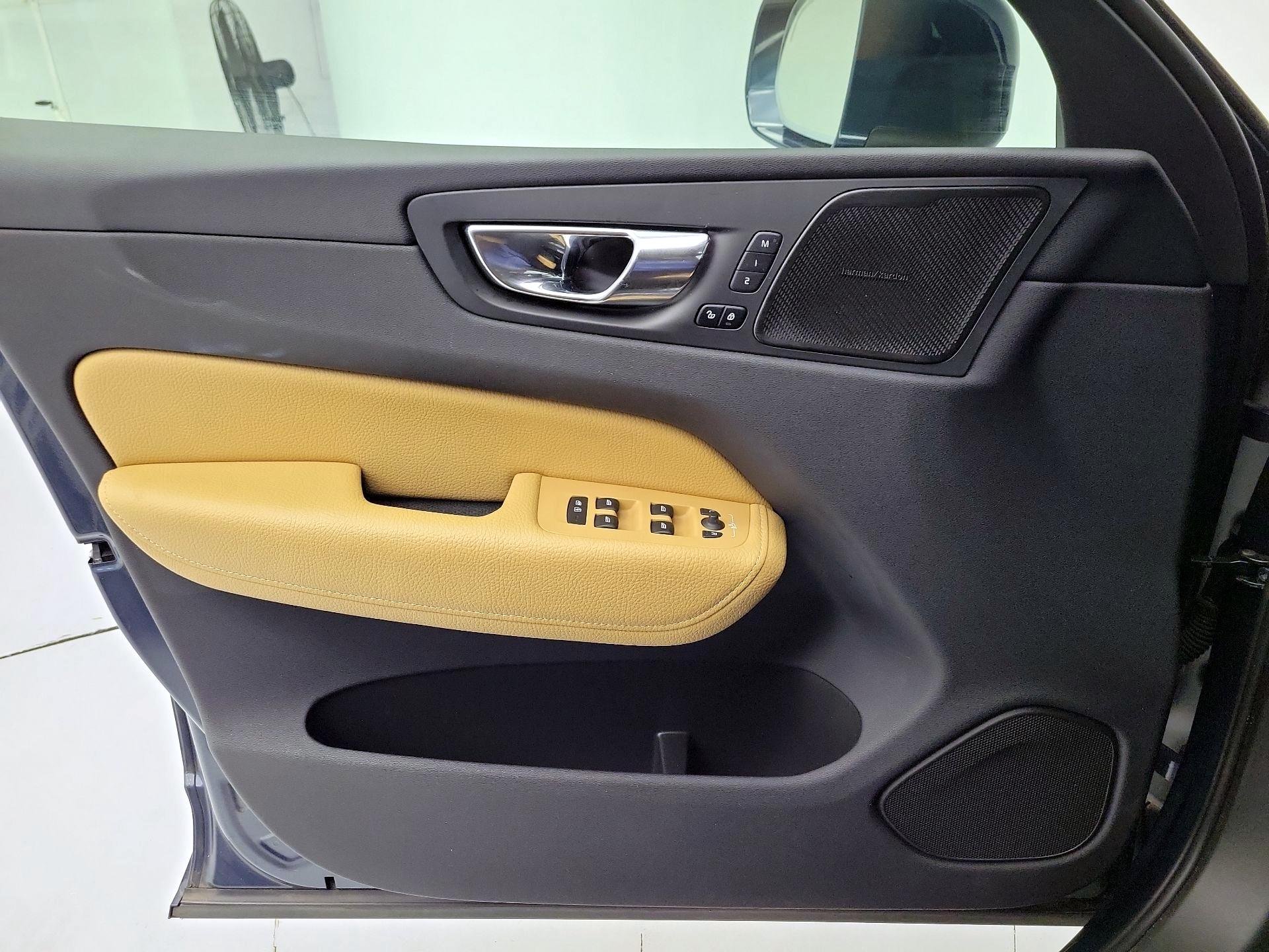 Thumbnail: 2019 Volvo XC60 - 12