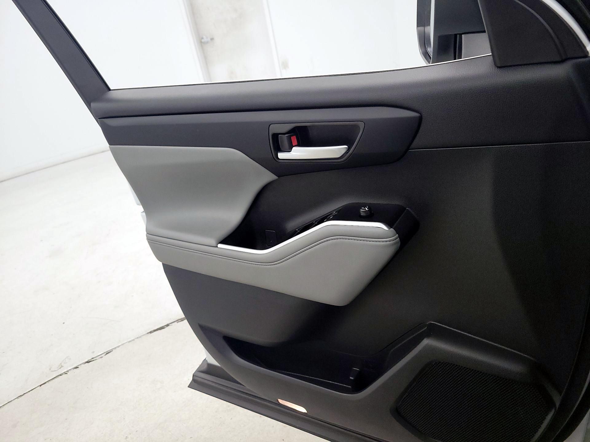 Thumbnail: 2026 Toyota Highlander - 12