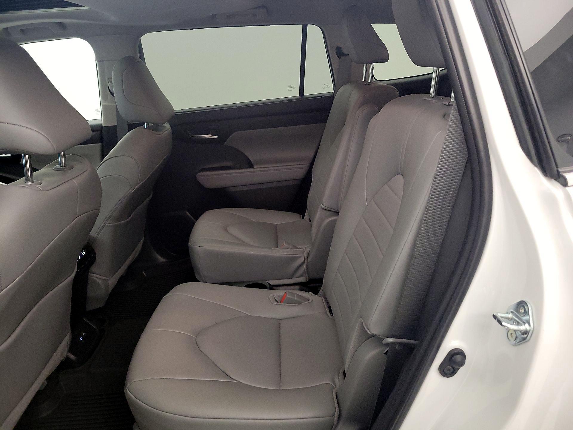 Thumbnail: 2026 Toyota Highlander - 20