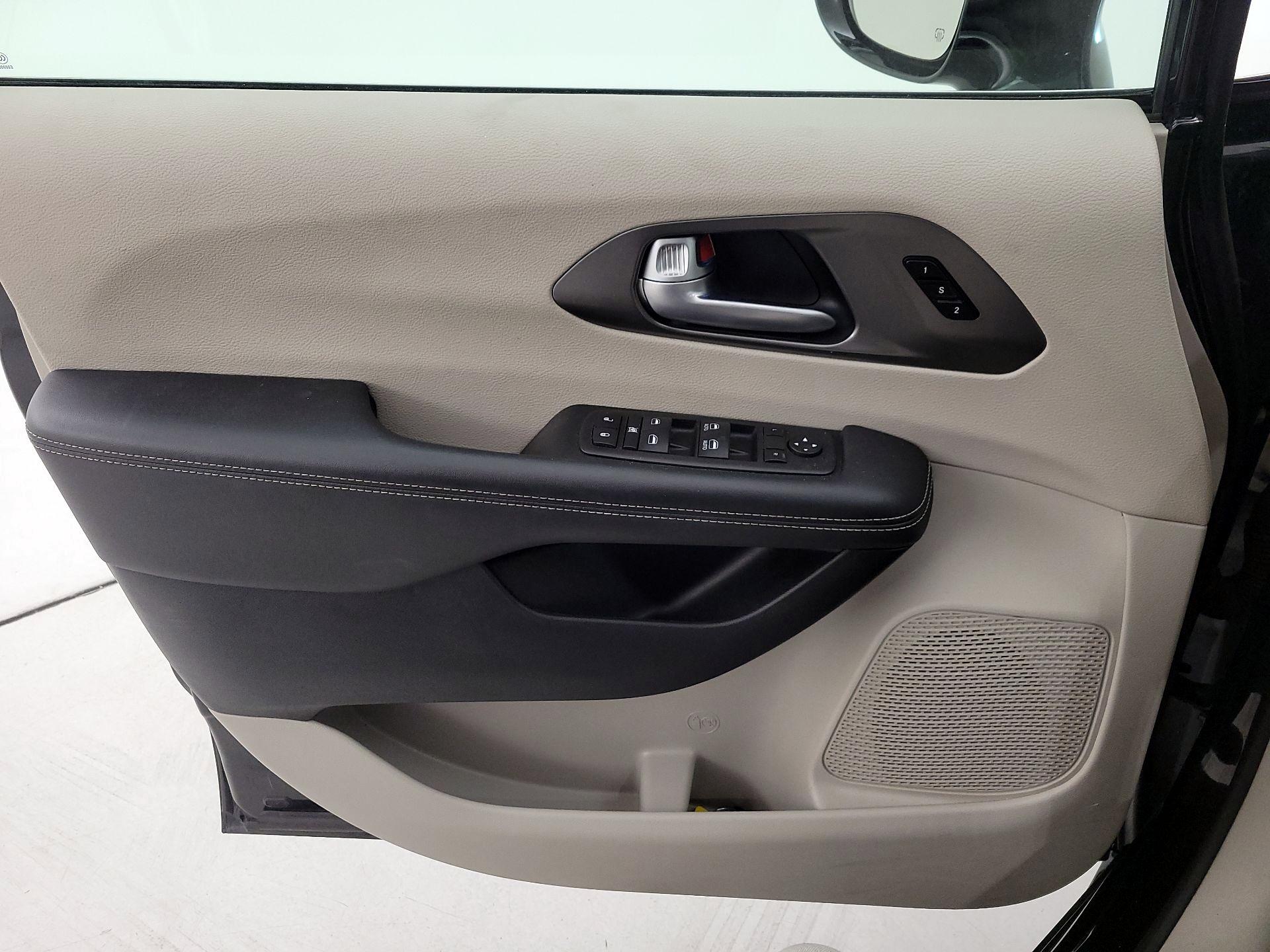 Thumbnail: 2024 Chrysler Pacifica - 12