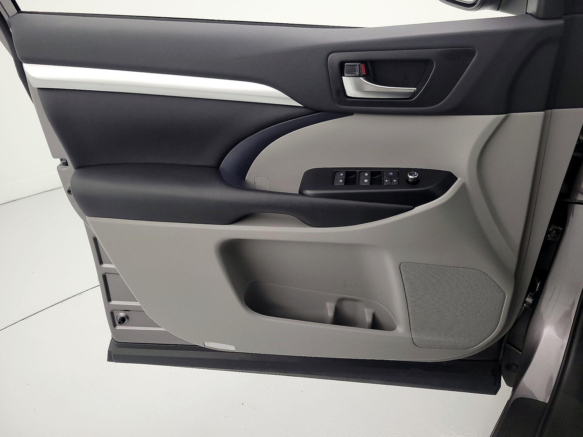 Thumbnail: 2019 Toyota Highlander - 12