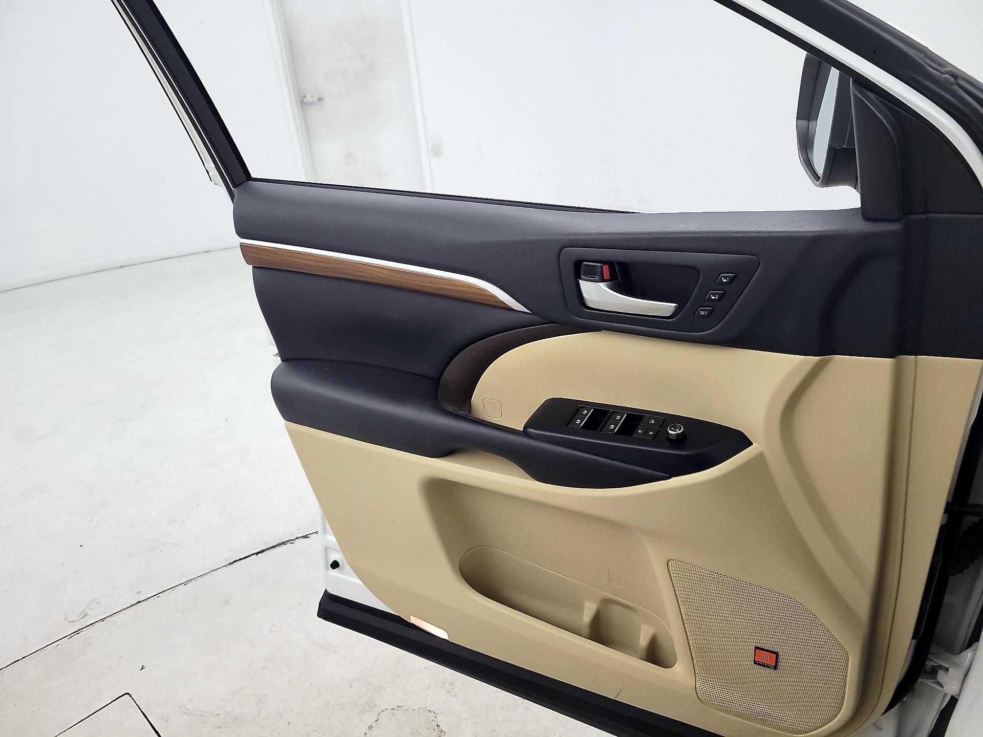 Thumbnail: 2019 Toyota Highlander - 12