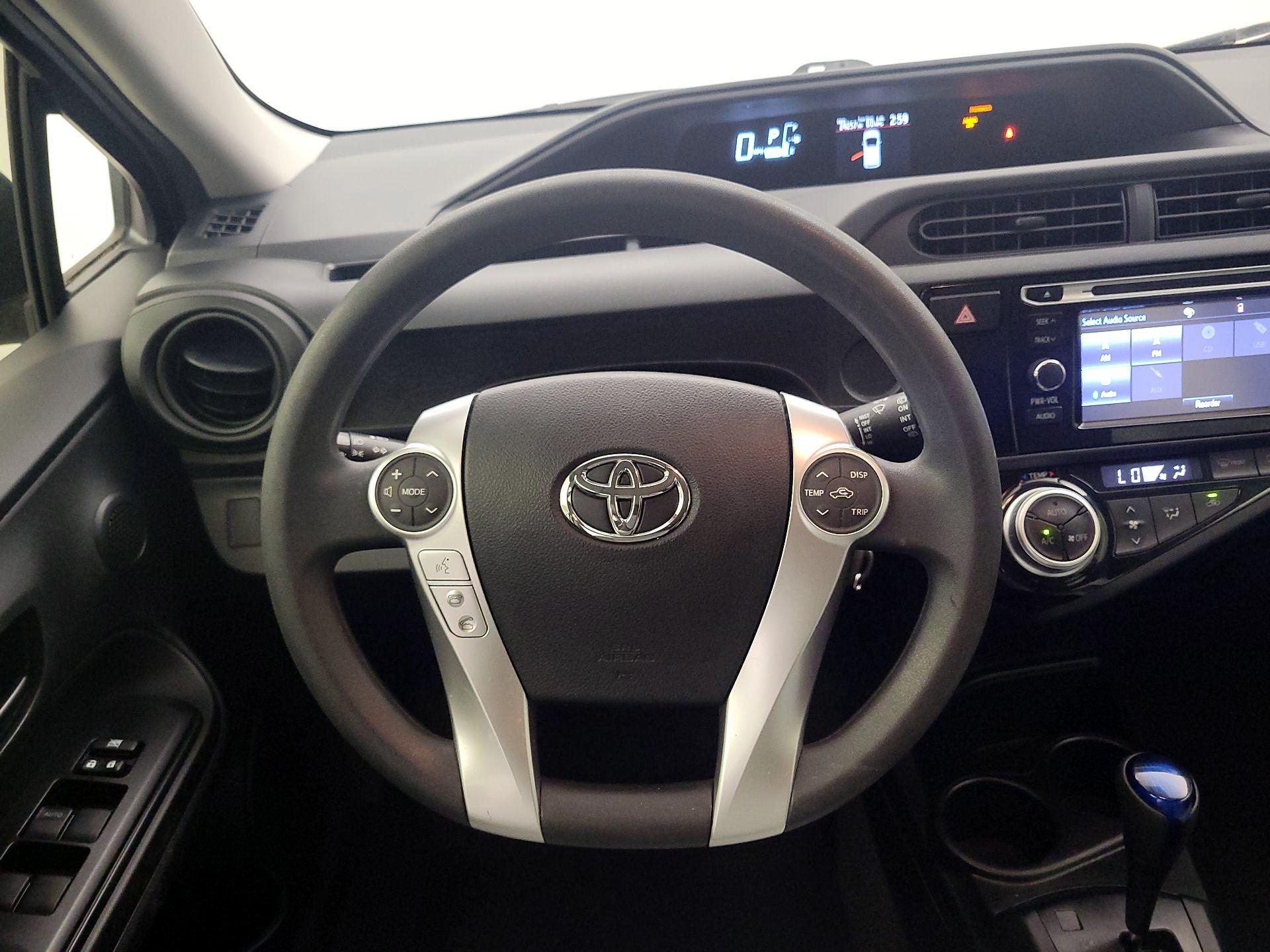 Thumbnail: 2016 Toyota Prius c - 10