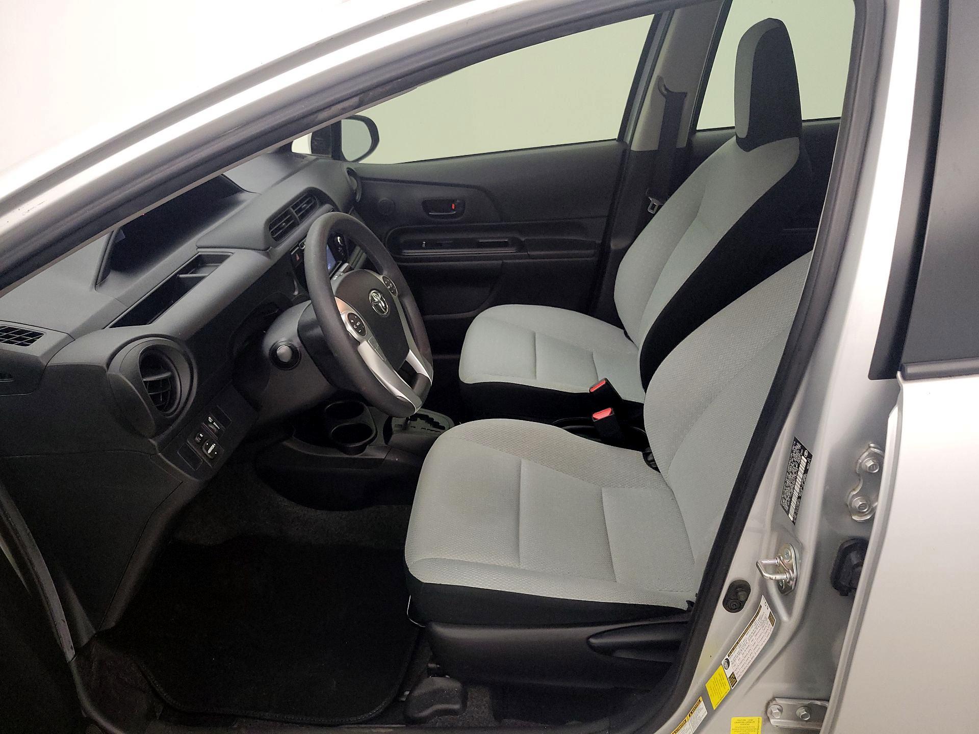 Thumbnail: 2016 Toyota Prius c - 11