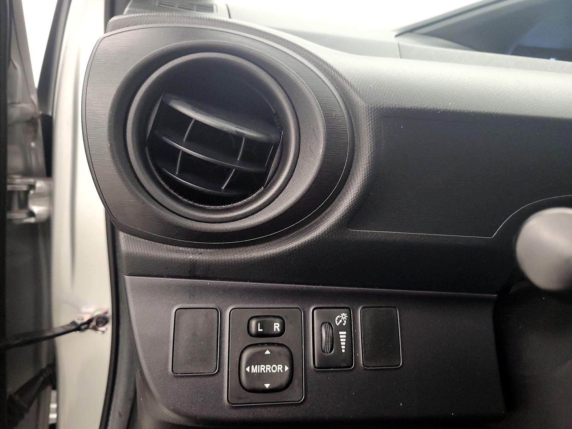 Thumbnail: 2016 Toyota Prius c - 13