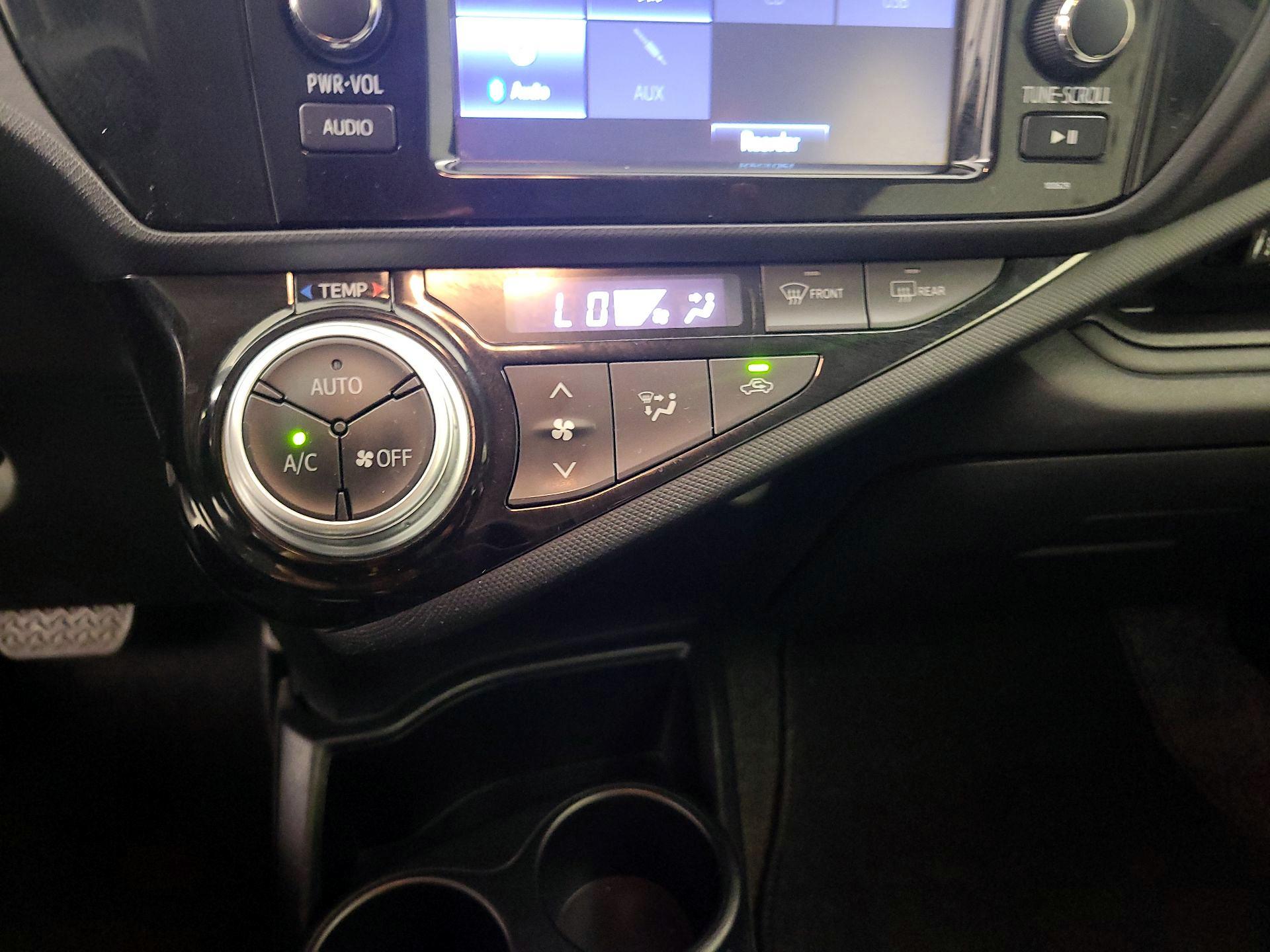 Thumbnail: 2016 Toyota Prius c - 15