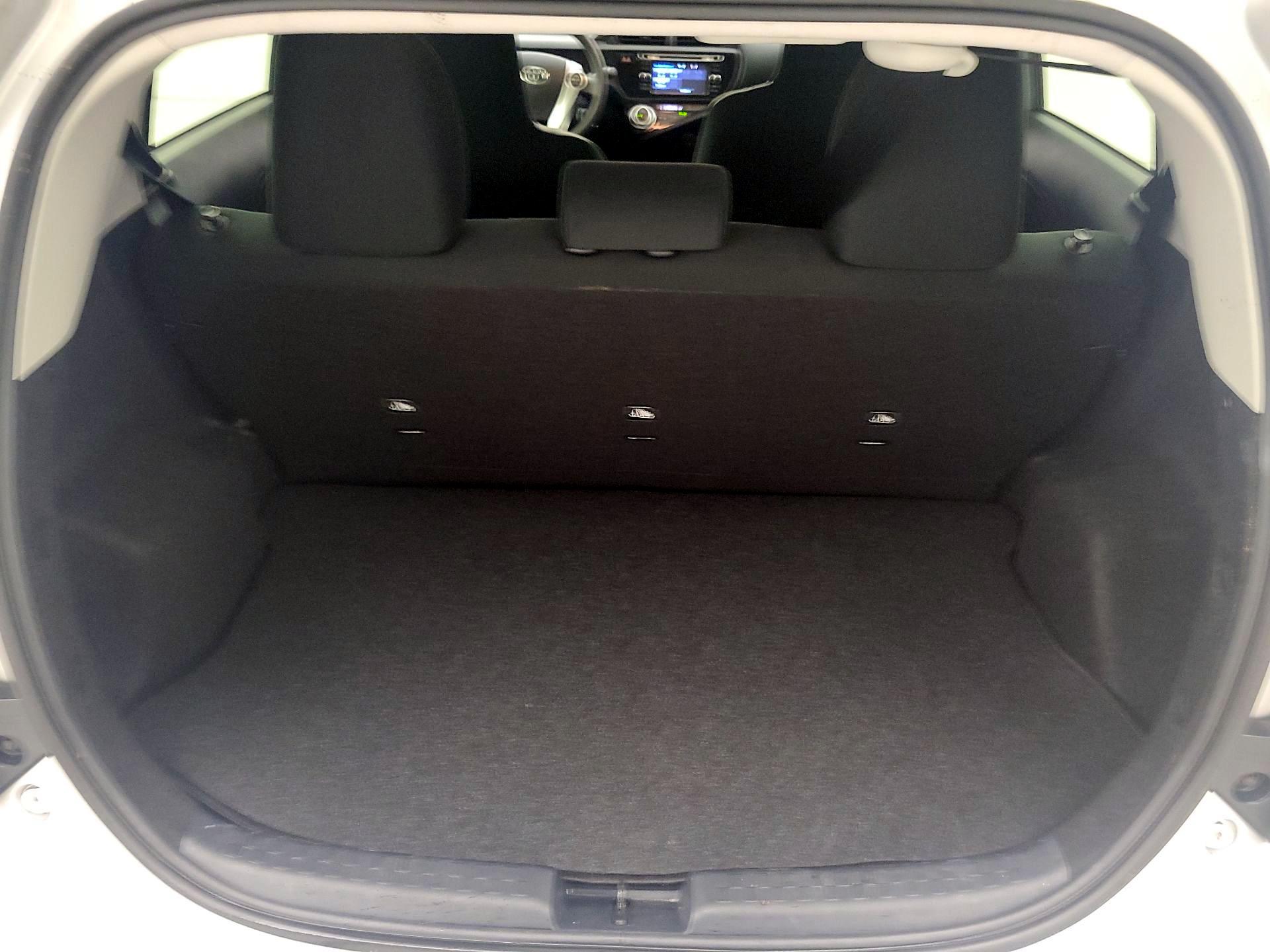 Thumbnail: 2016 Toyota Prius c - 18