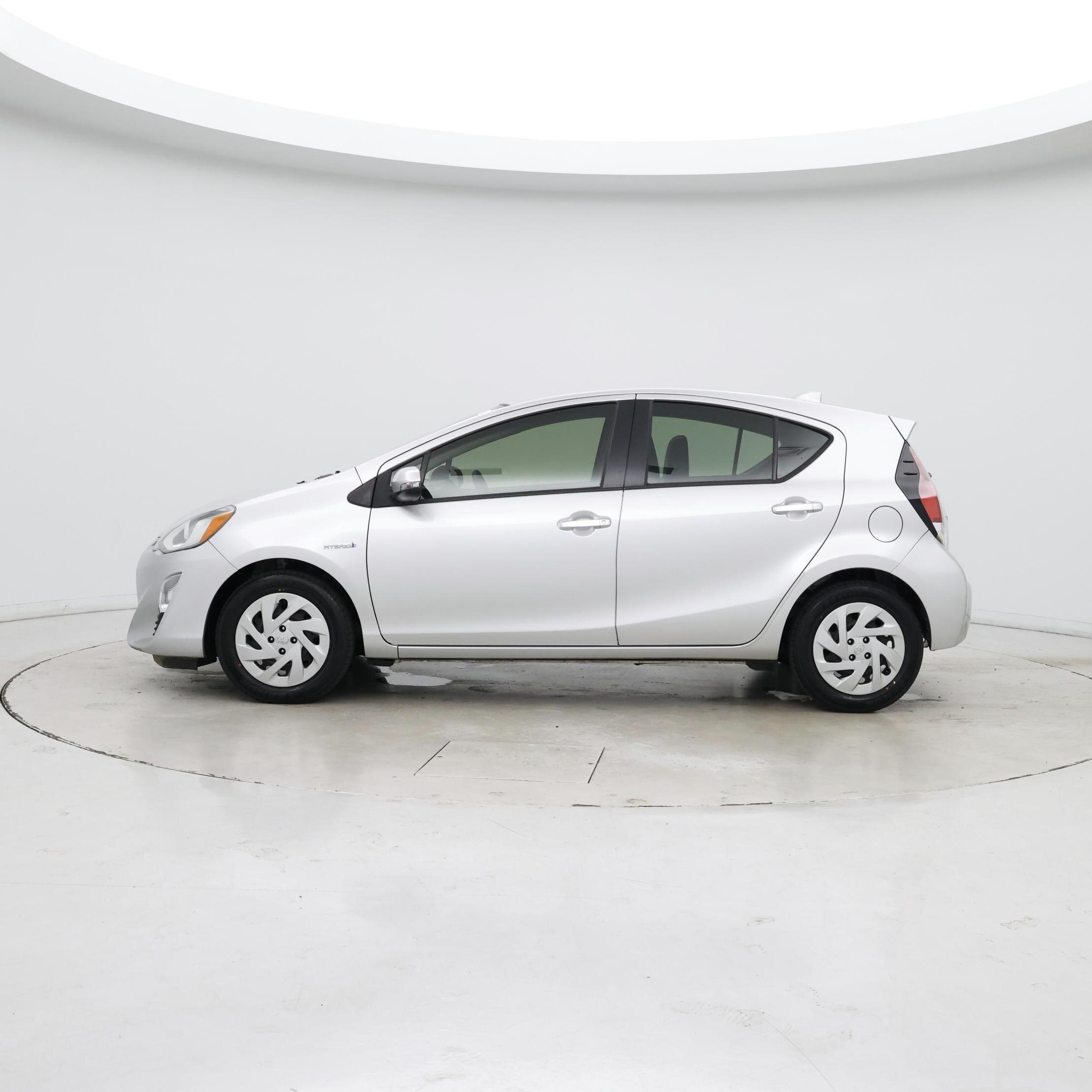 Thumbnail: 2016 Toyota Prius c - 3