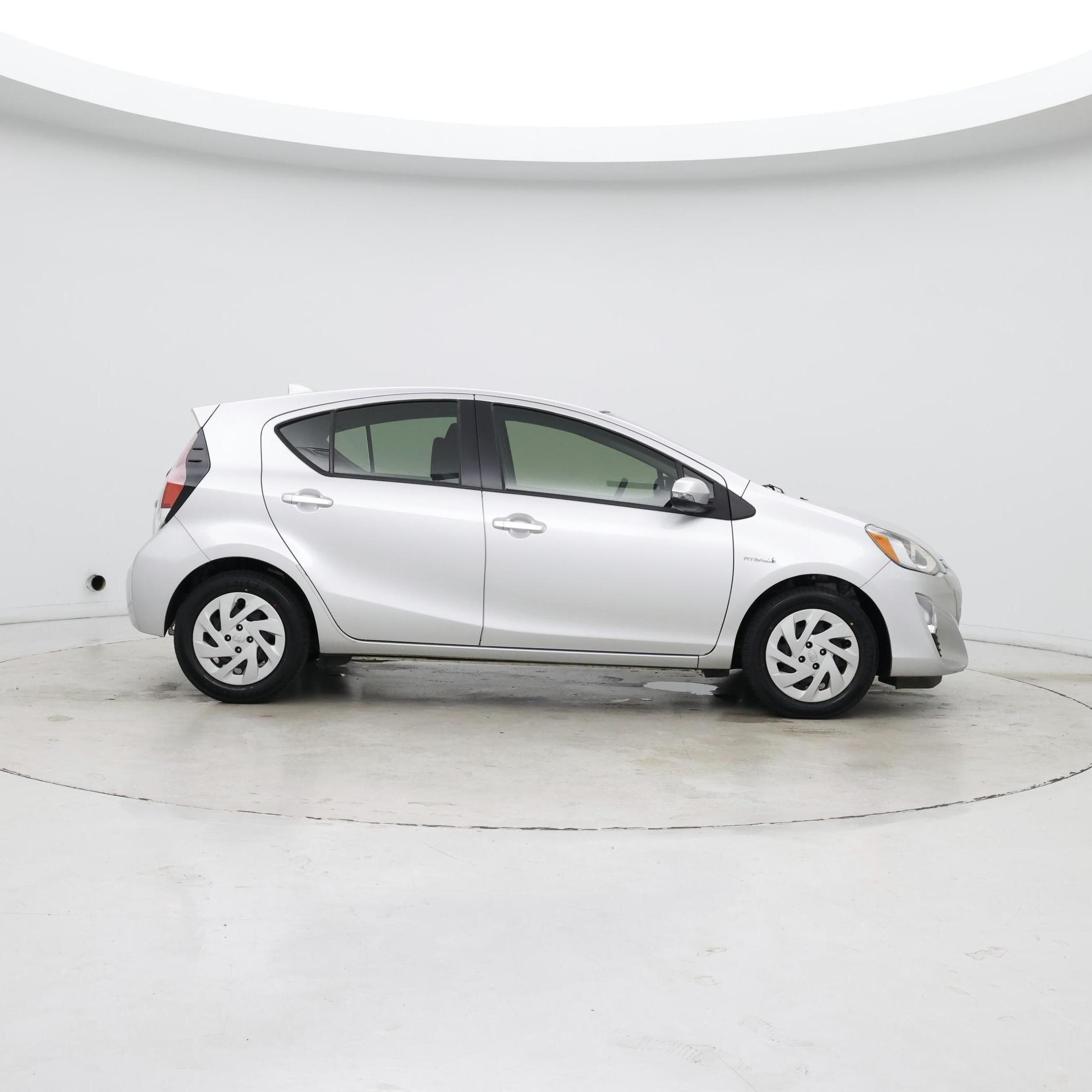 Thumbnail: 2016 Toyota Prius c - 7