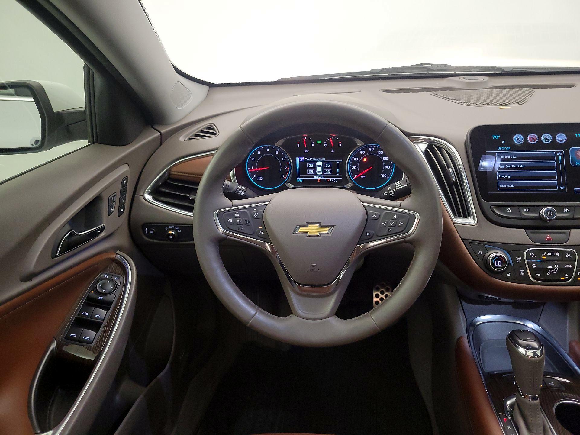 Thumbnail: 2017 Chevrolet Malibu - 10