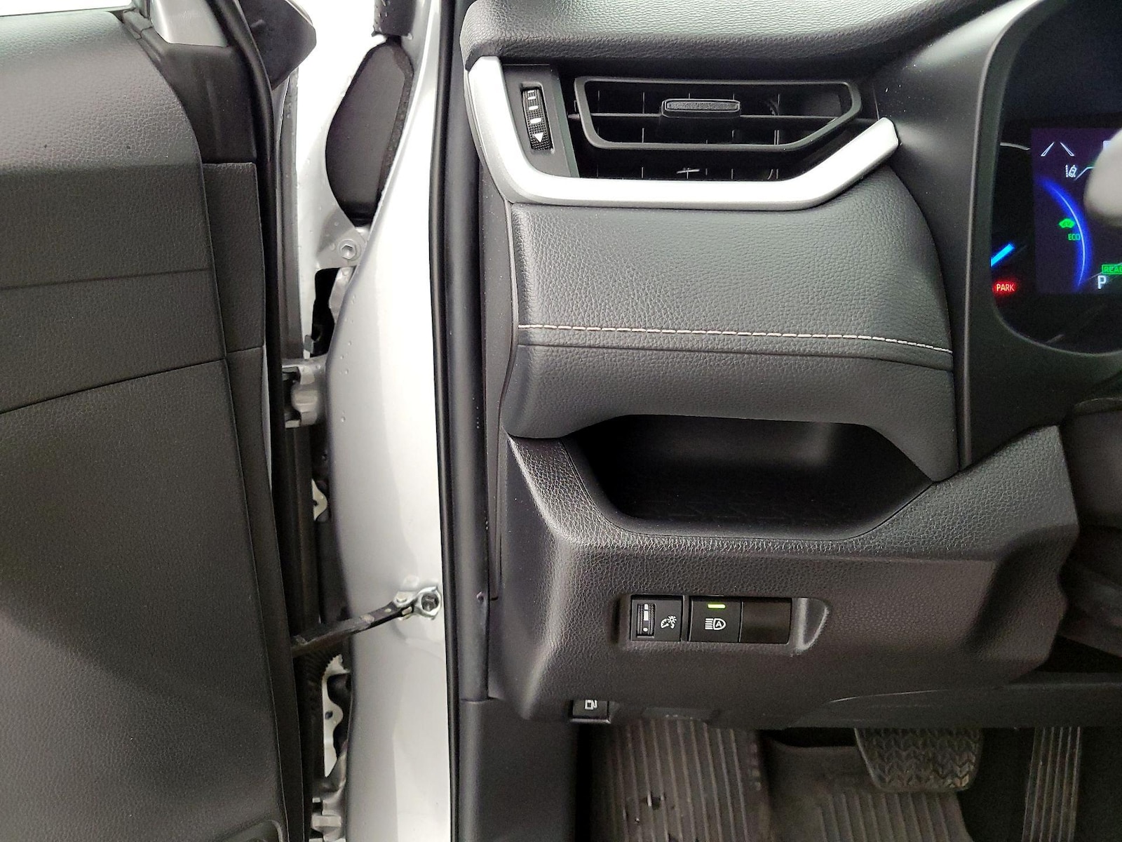 2024 Toyota RAV4 LE - Photo 14