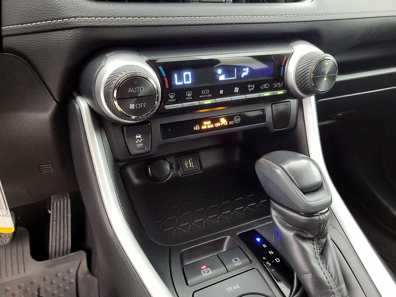 2024 Toyota RAV4 LE - Photo 17