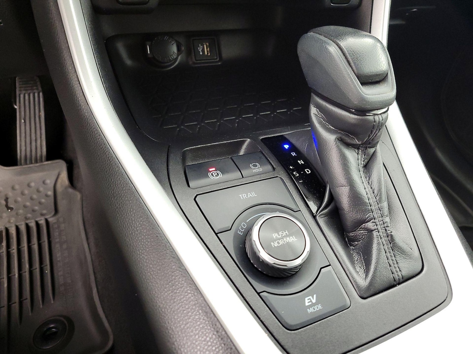 2024 Toyota RAV4 LE - Photo 18