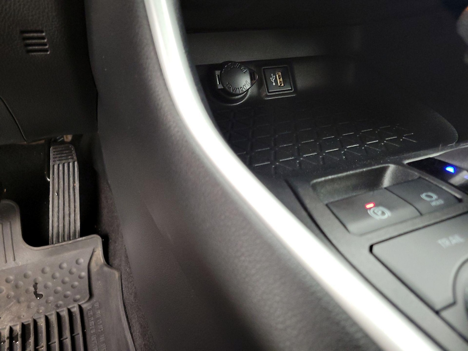 2024 Toyota RAV4 LE - Photo 19