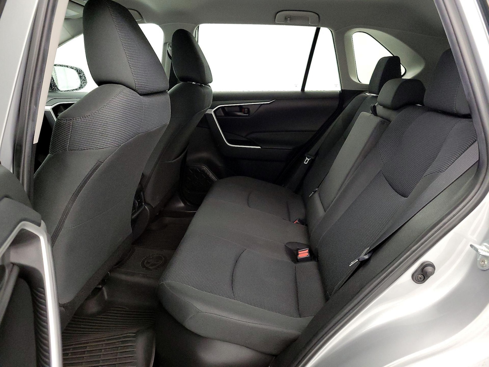 2024 Toyota RAV4 LE - Photo 20