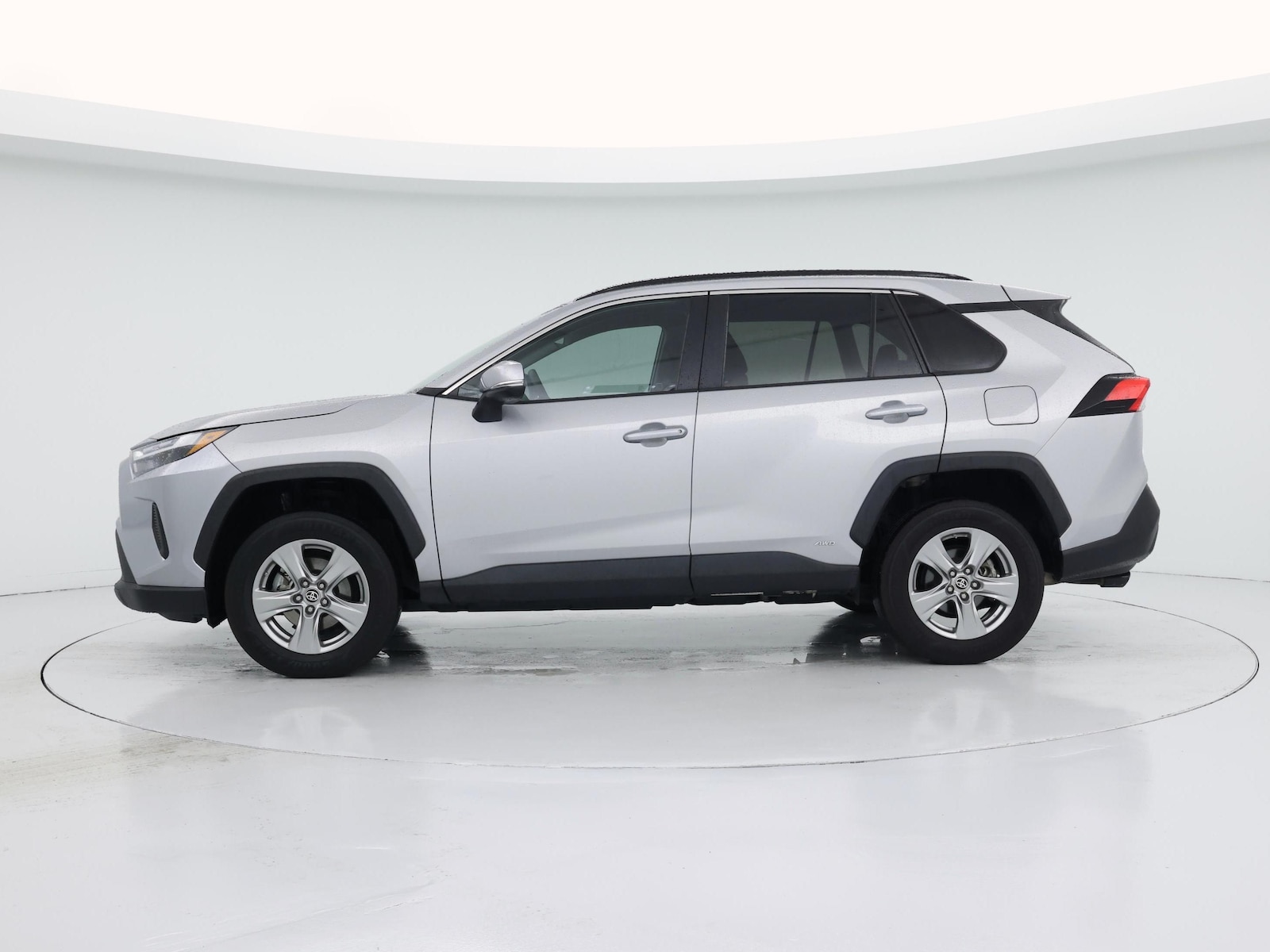 2024 Toyota RAV4 LE - Photo 4