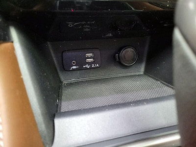 USB/AUX Ports