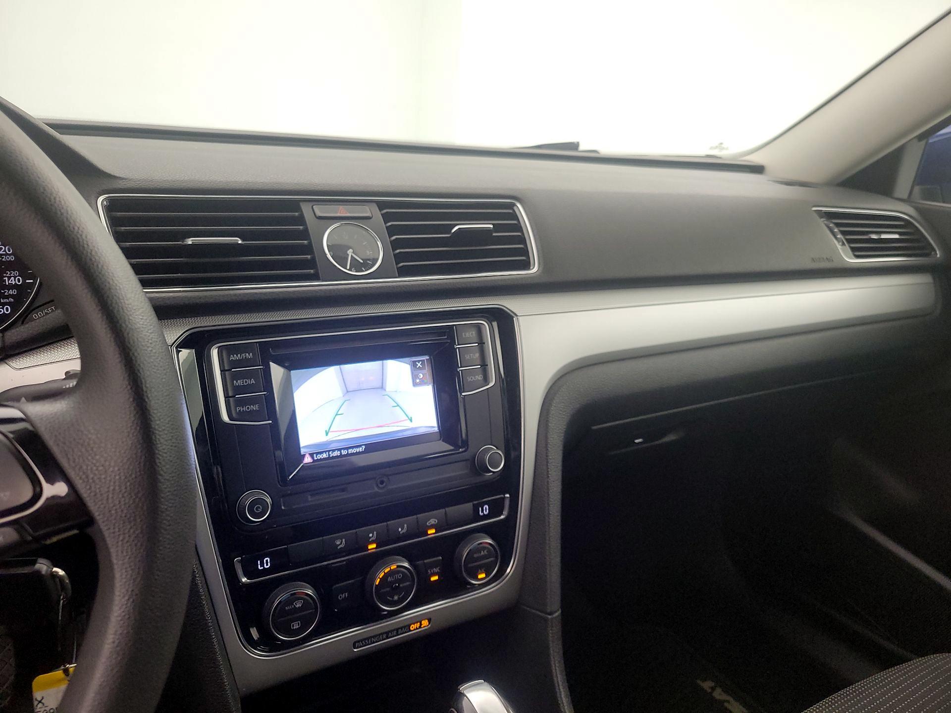 Thumbnail: 2016 Volkswagen Passat - 14