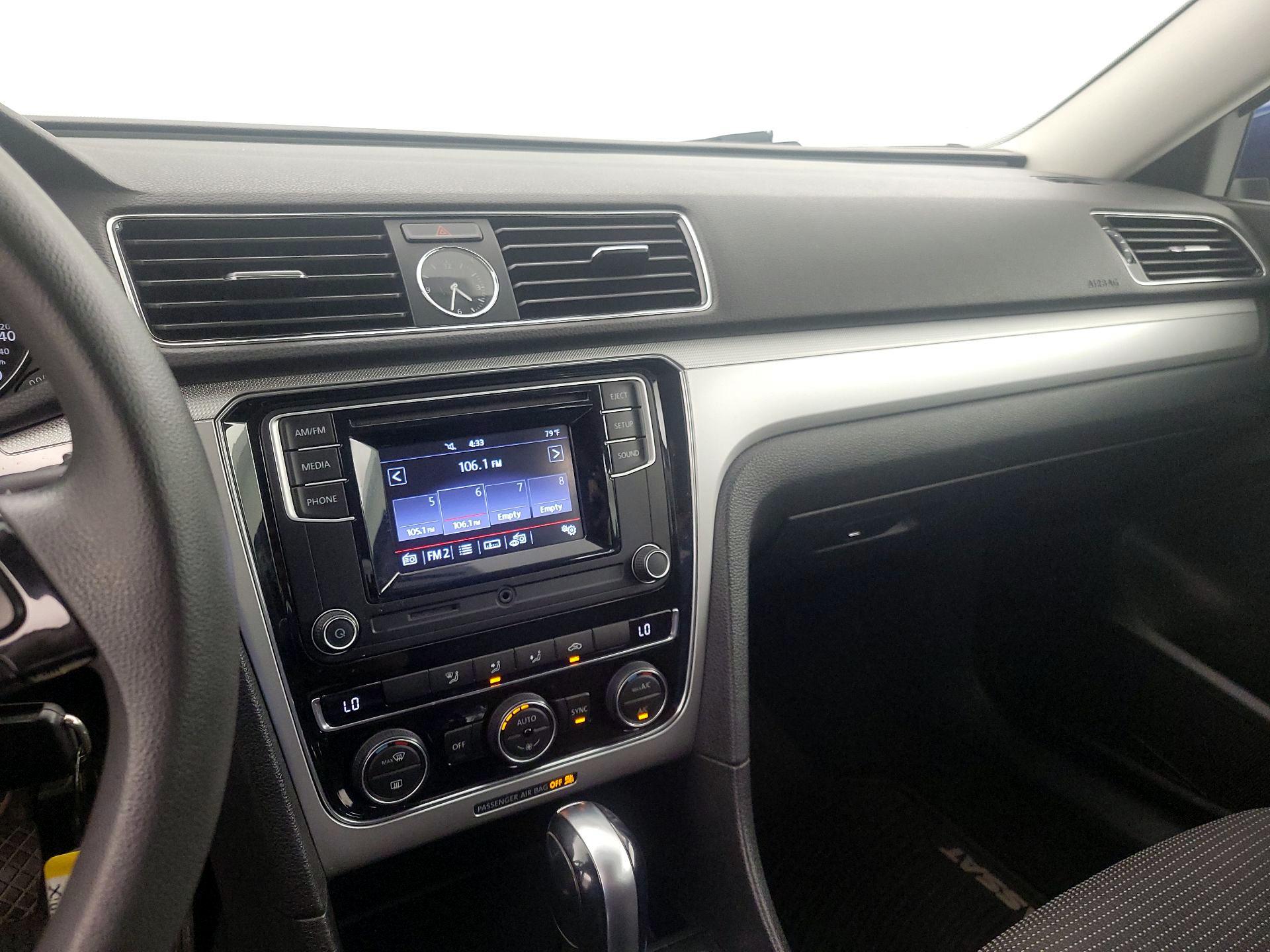 Thumbnail: 2016 Volkswagen Passat - 15