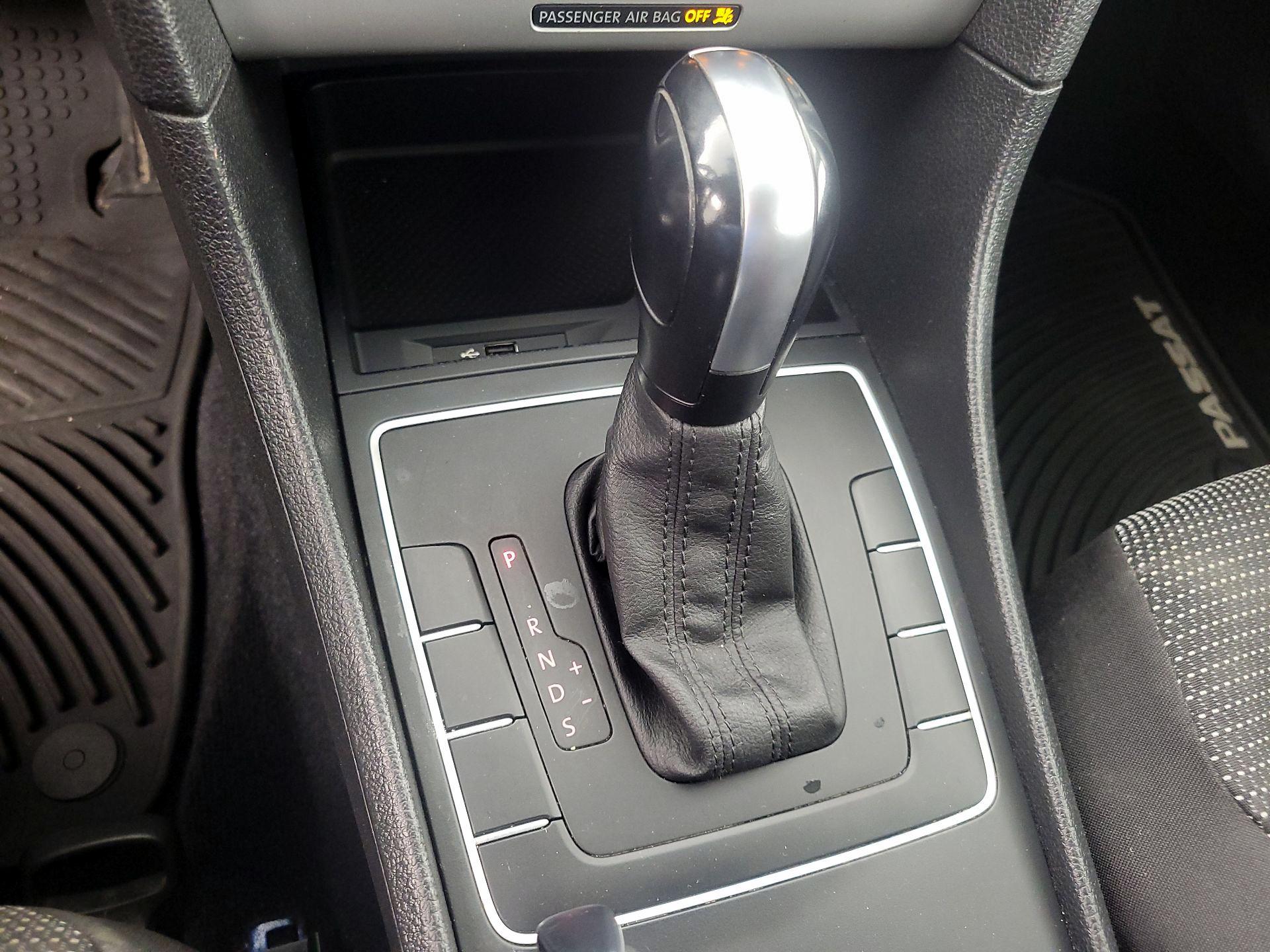 Thumbnail: 2016 Volkswagen Passat - 17