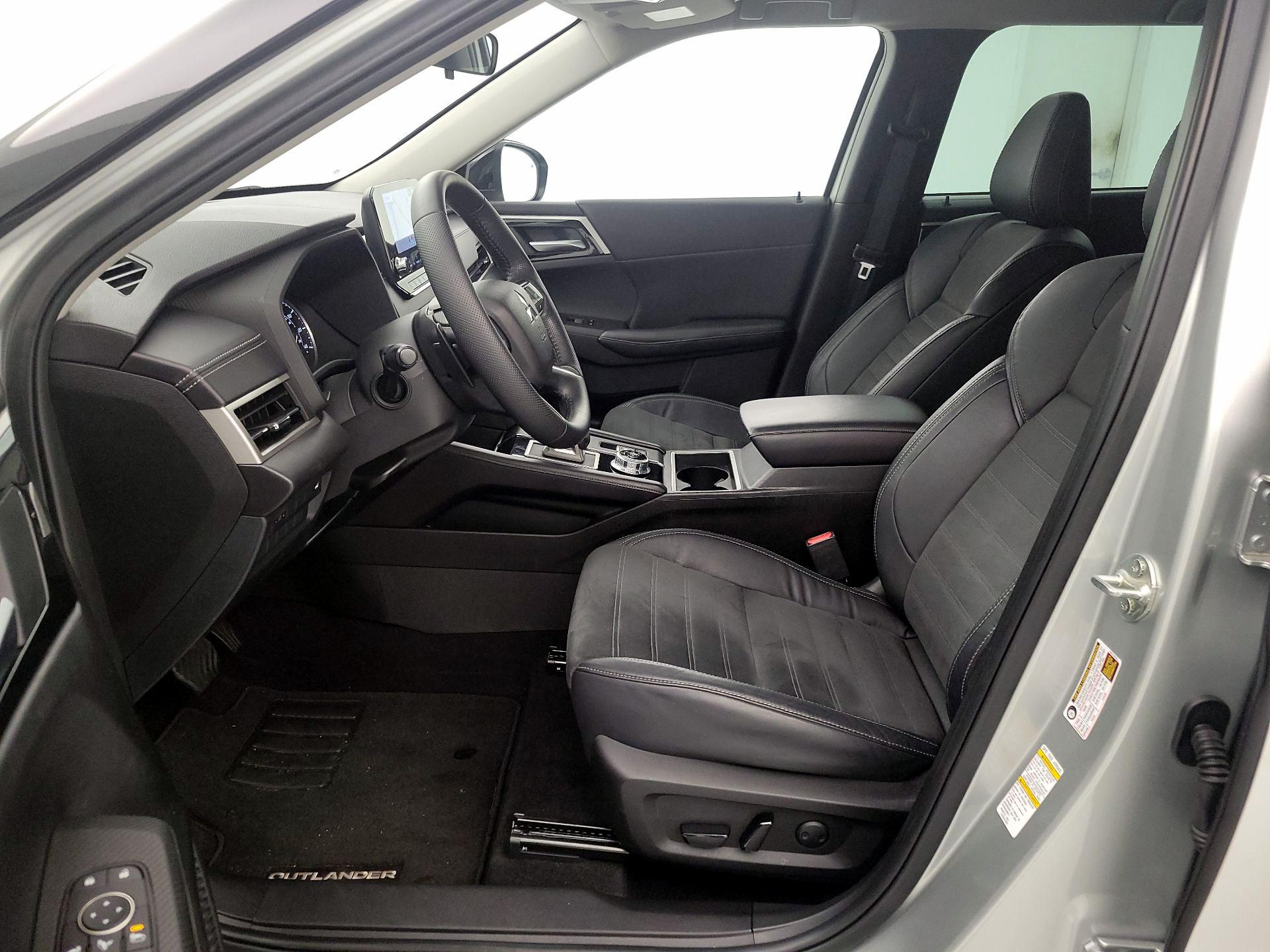 Thumbnail: 2023 Mitsubishi Outlander - 11
