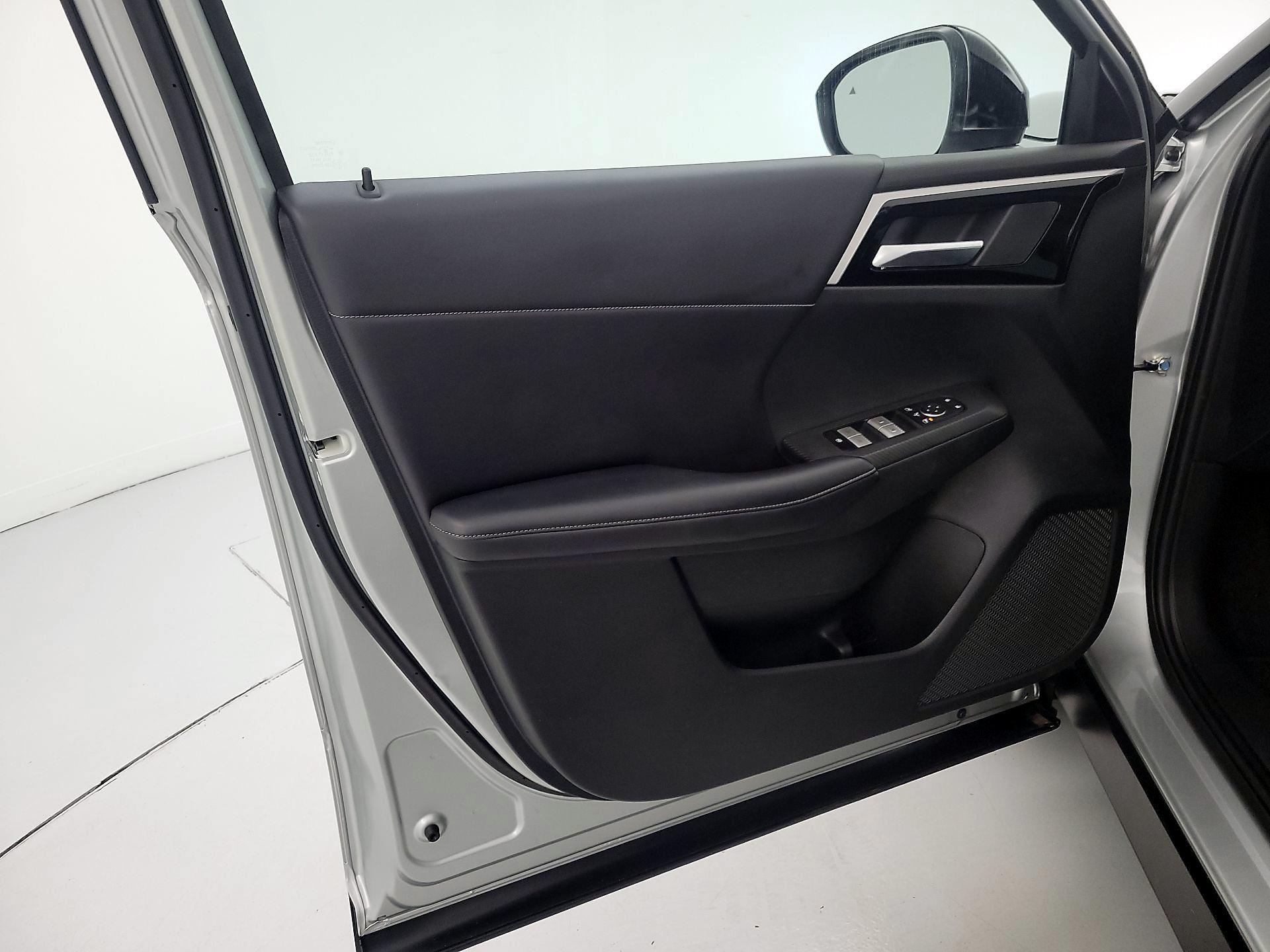 Thumbnail: 2023 Mitsubishi Outlander - 12