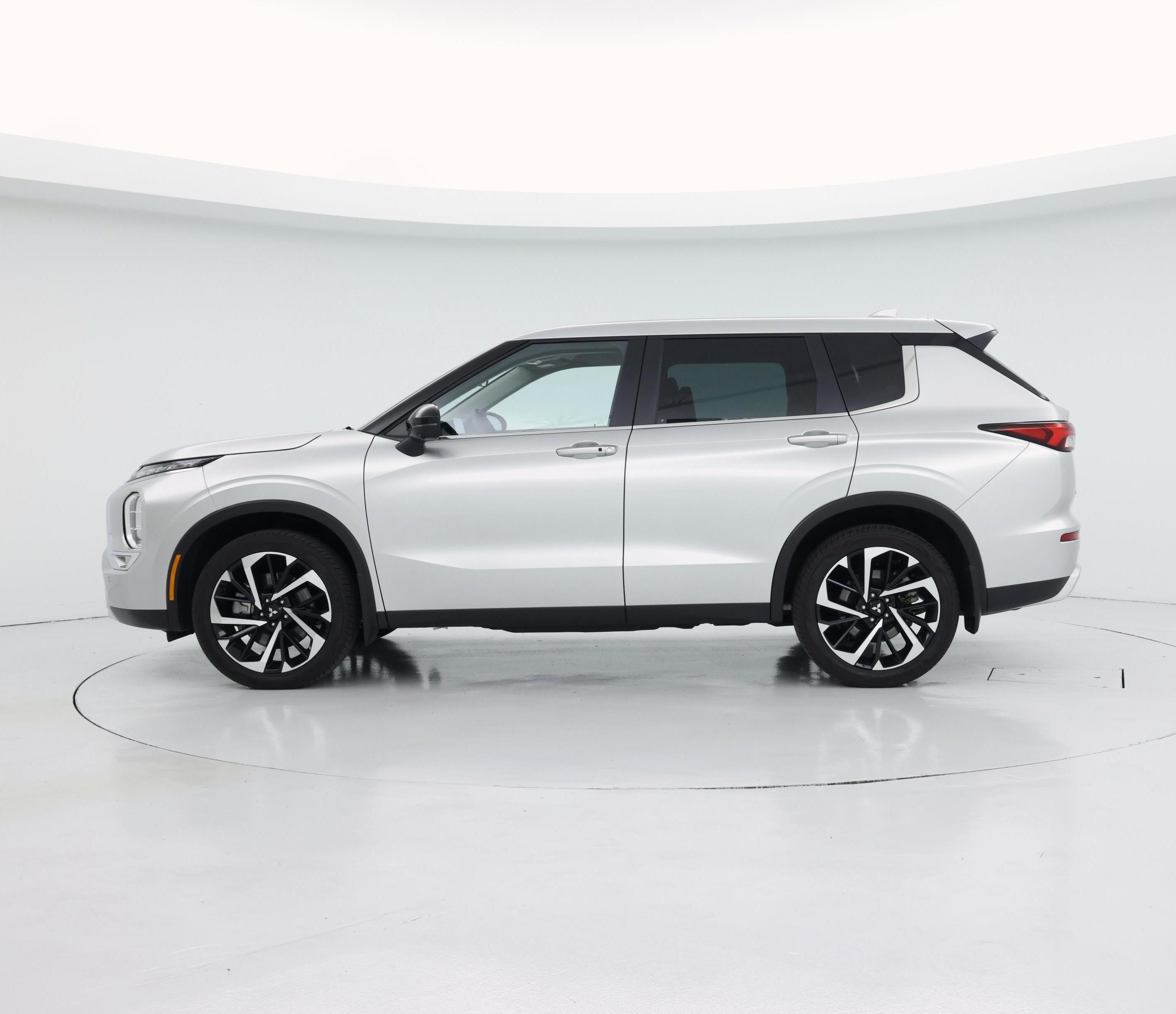 Thumbnail: 2023 Mitsubishi Outlander - 3