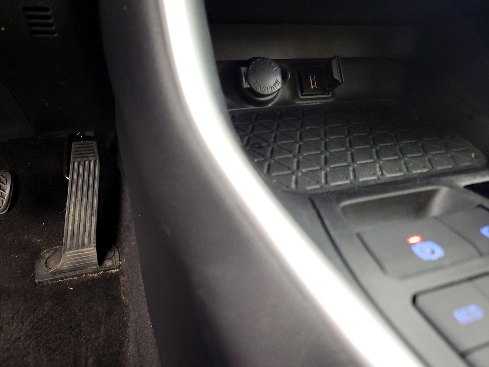 2020 Toyota RAV4 XLE Premium - Photo 19