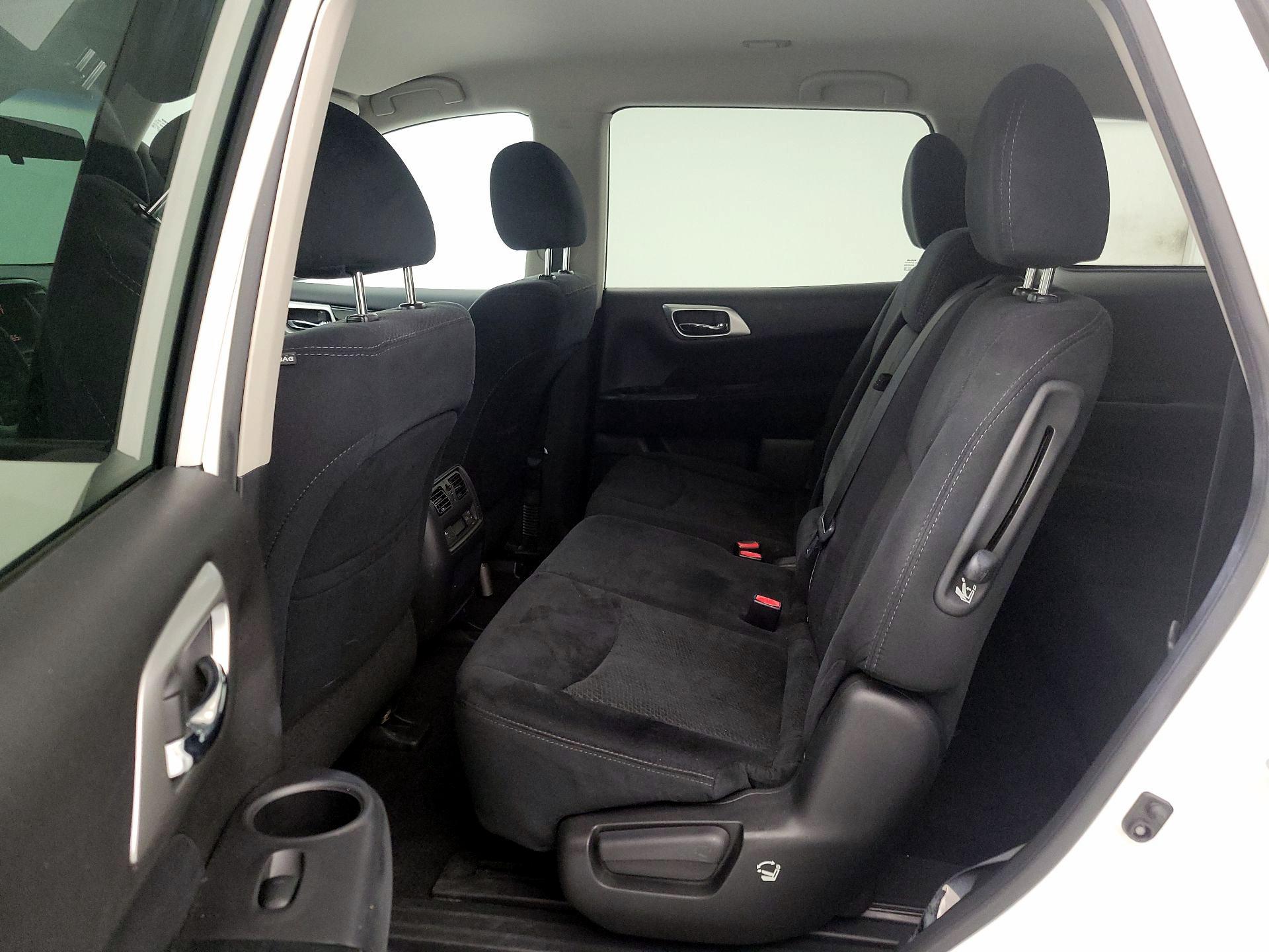 Thumbnail: 2016 Nissan Pathfinder - 18