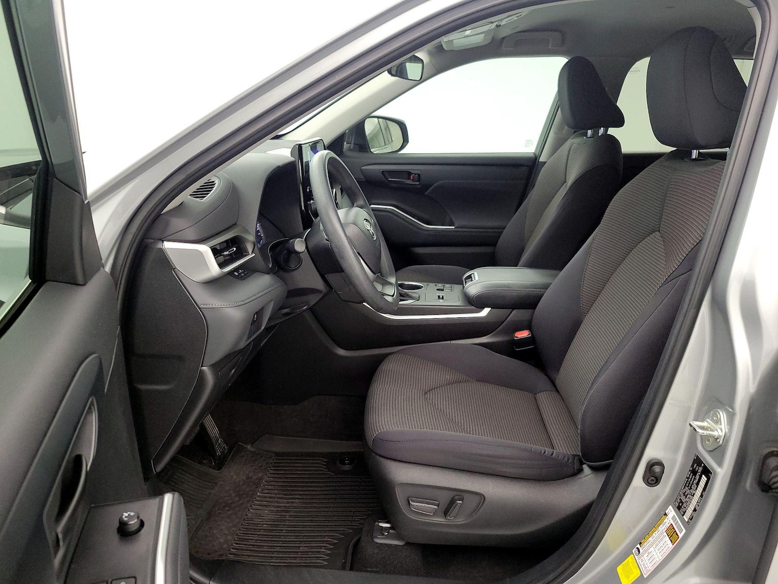 2023 Toyota Highlander L - Photo 12