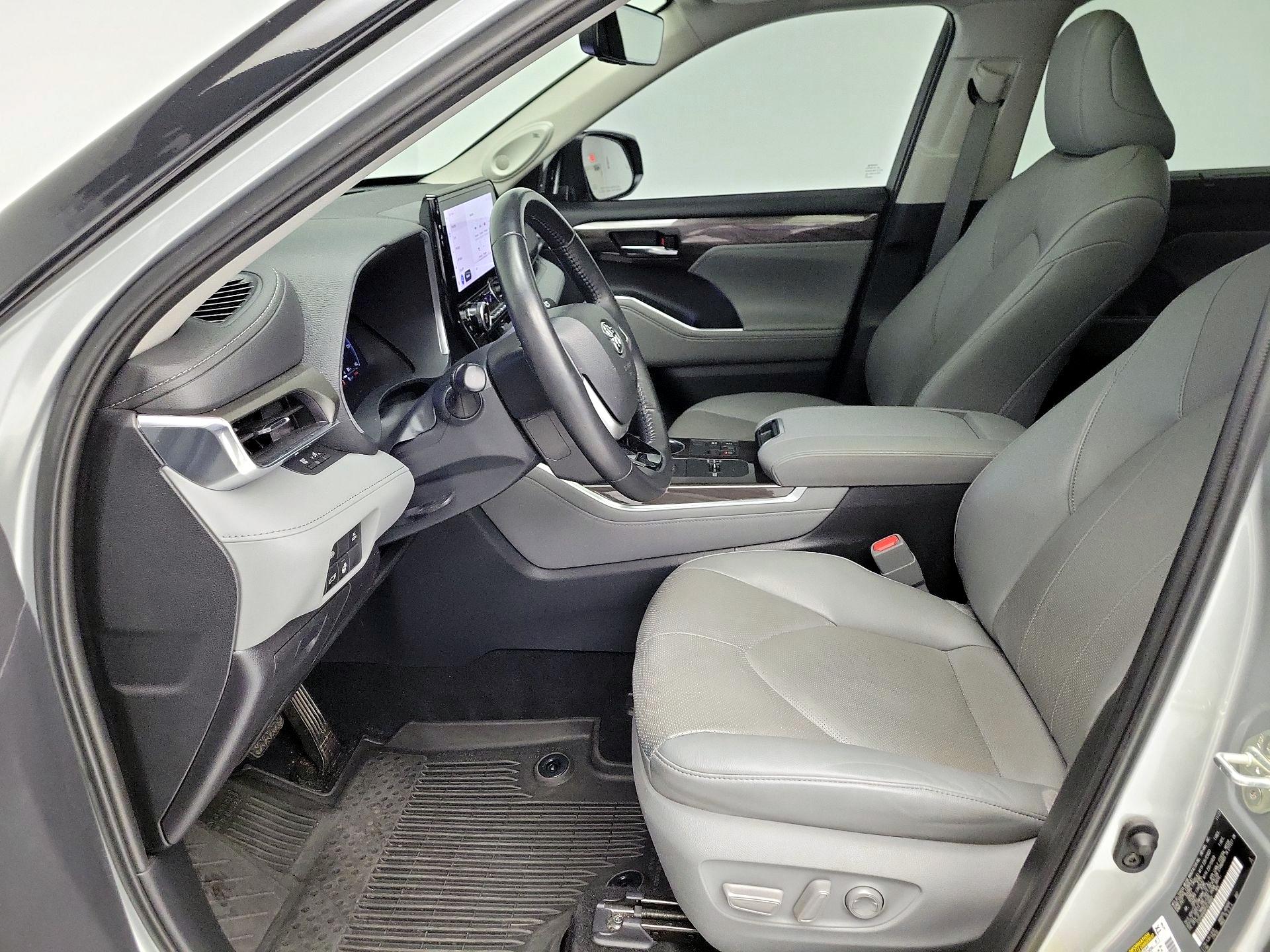 Thumbnail: 2023 Toyota Highlander - 11