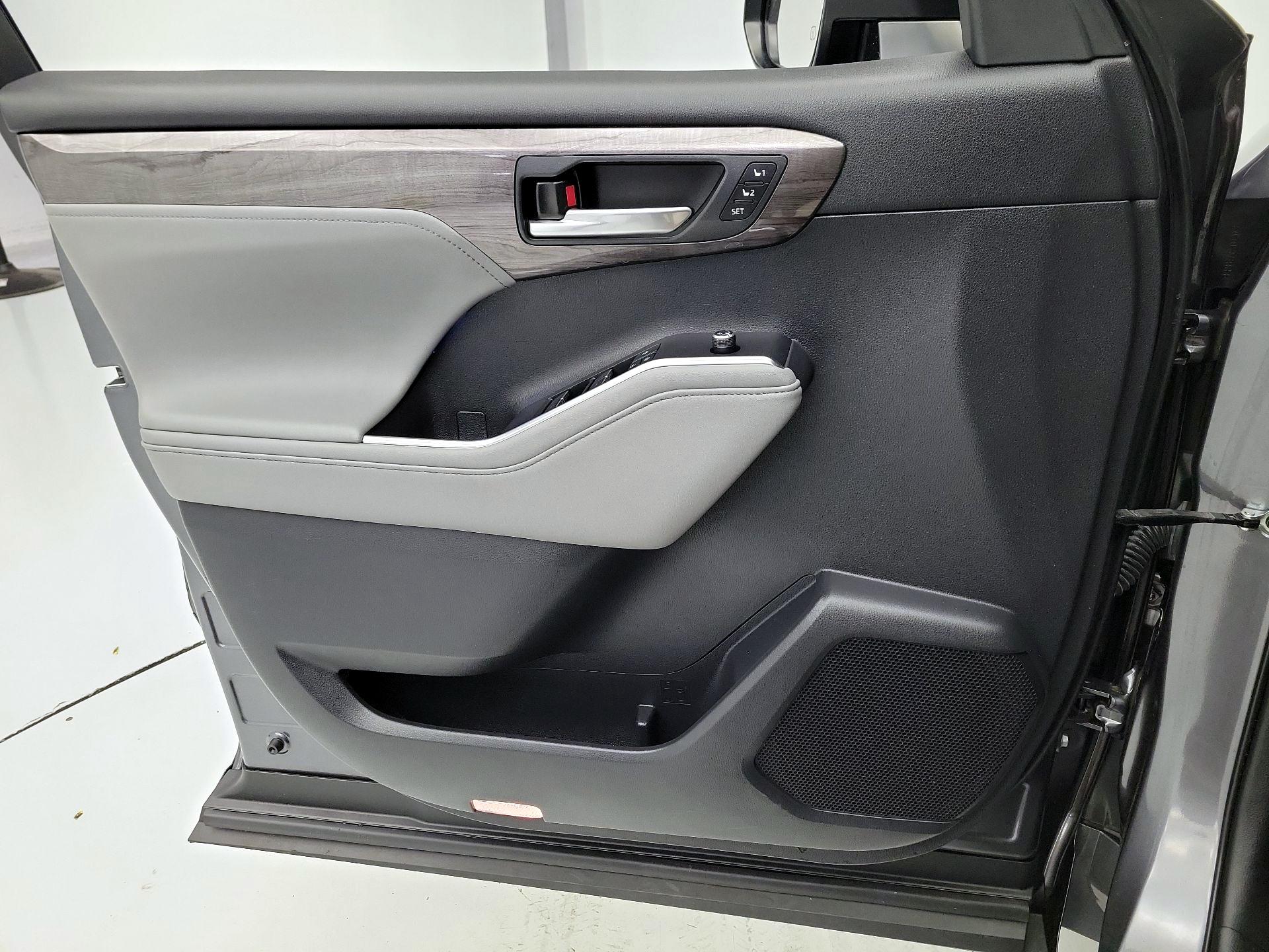 Thumbnail: 2021 Toyota Highlander - 10