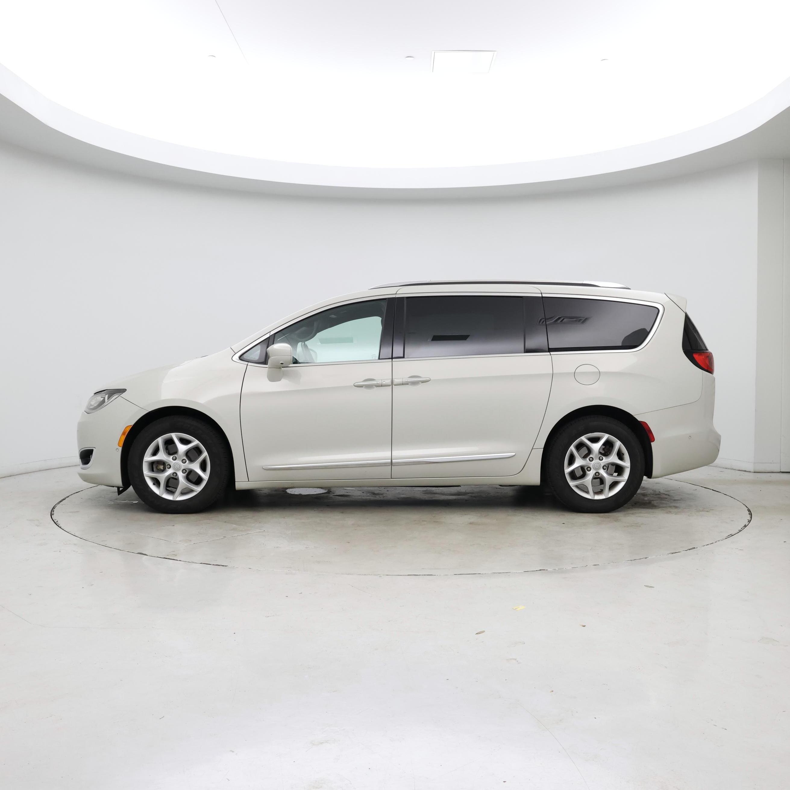 Thumbnail: 2020 Chrysler Pacifica - 3
