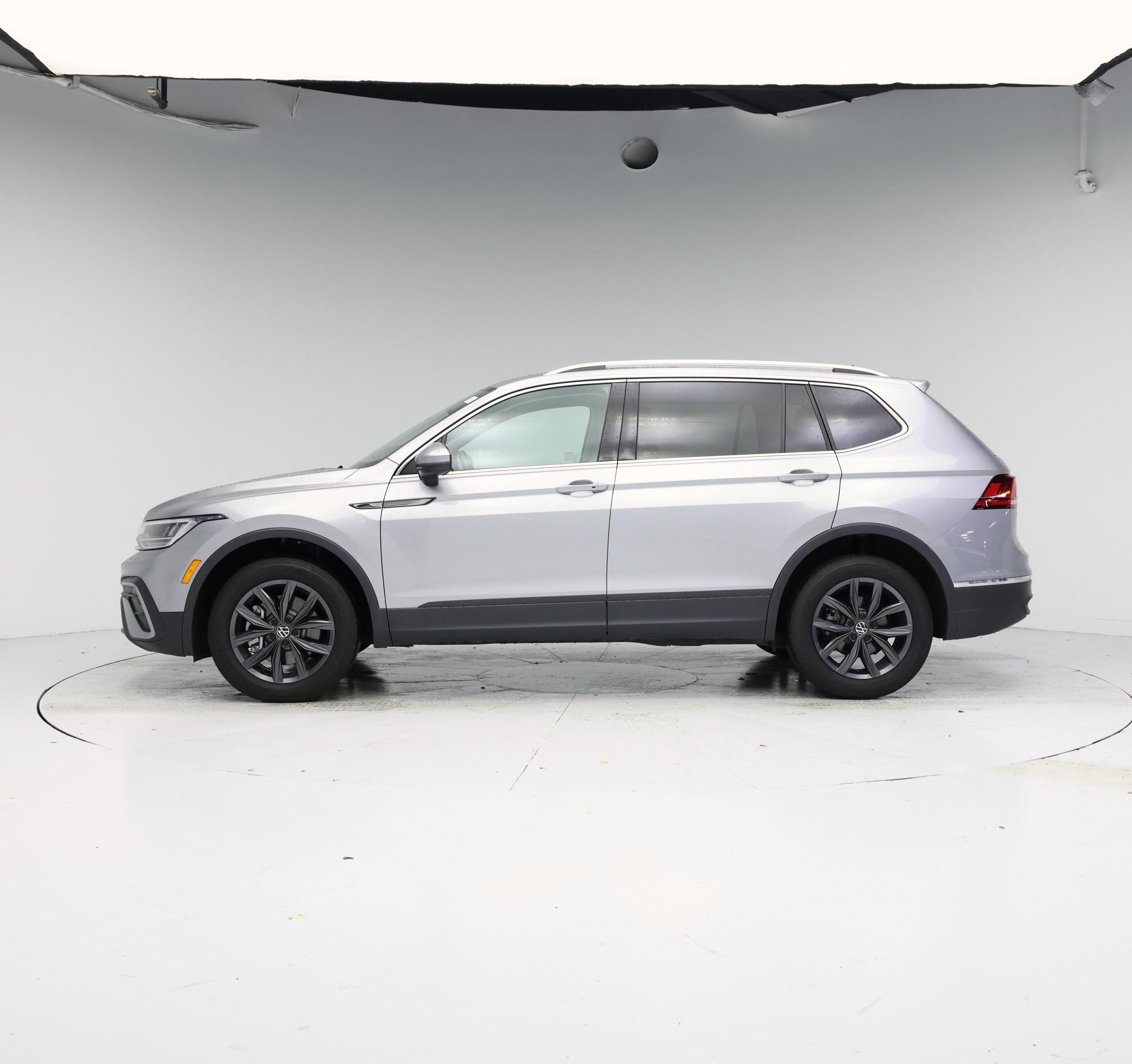 Thumbnail: 2023 Volkswagen Tiguan - 3
