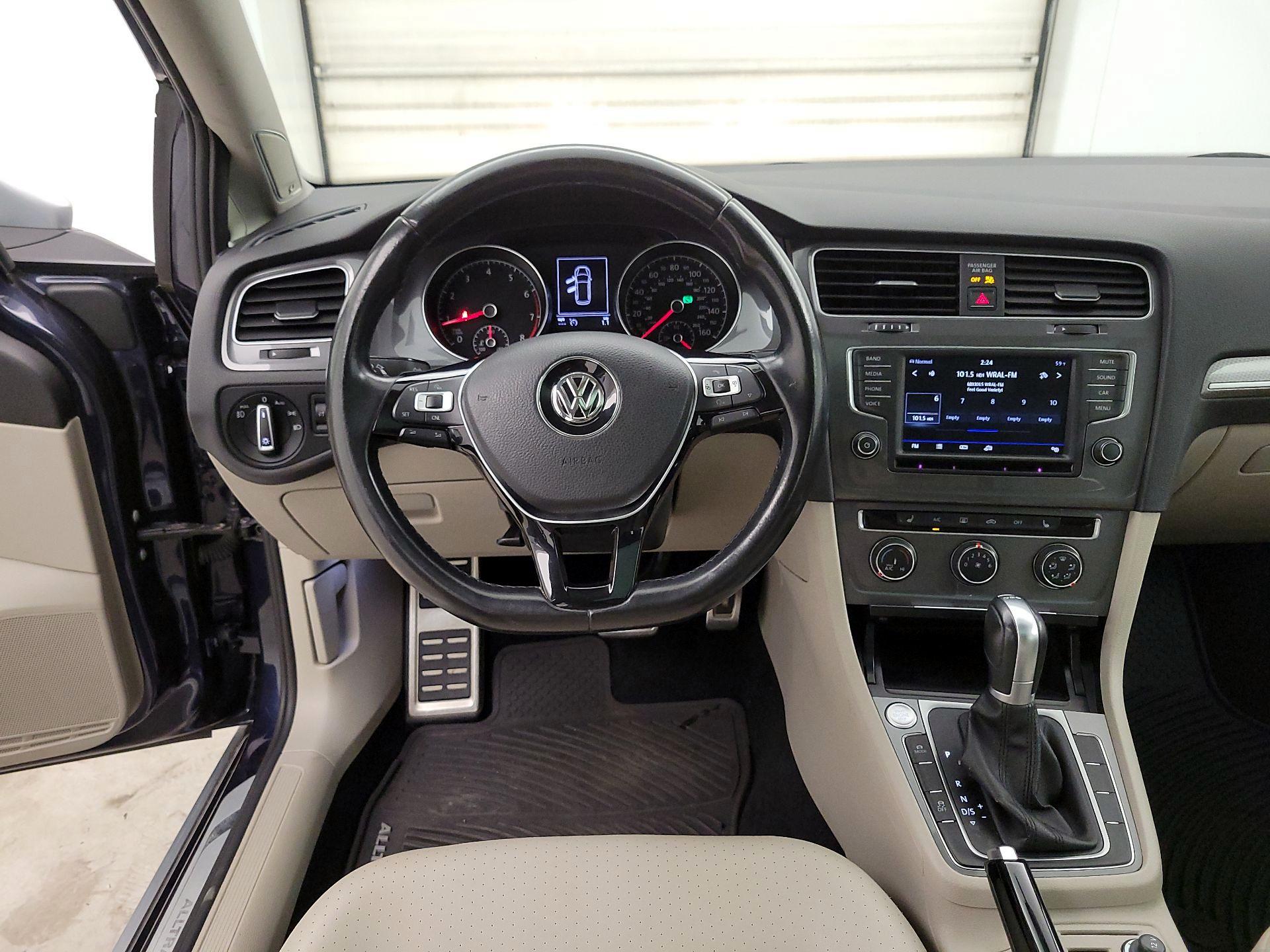 Thumbnail: 2017 Volkswagen Golf - 10