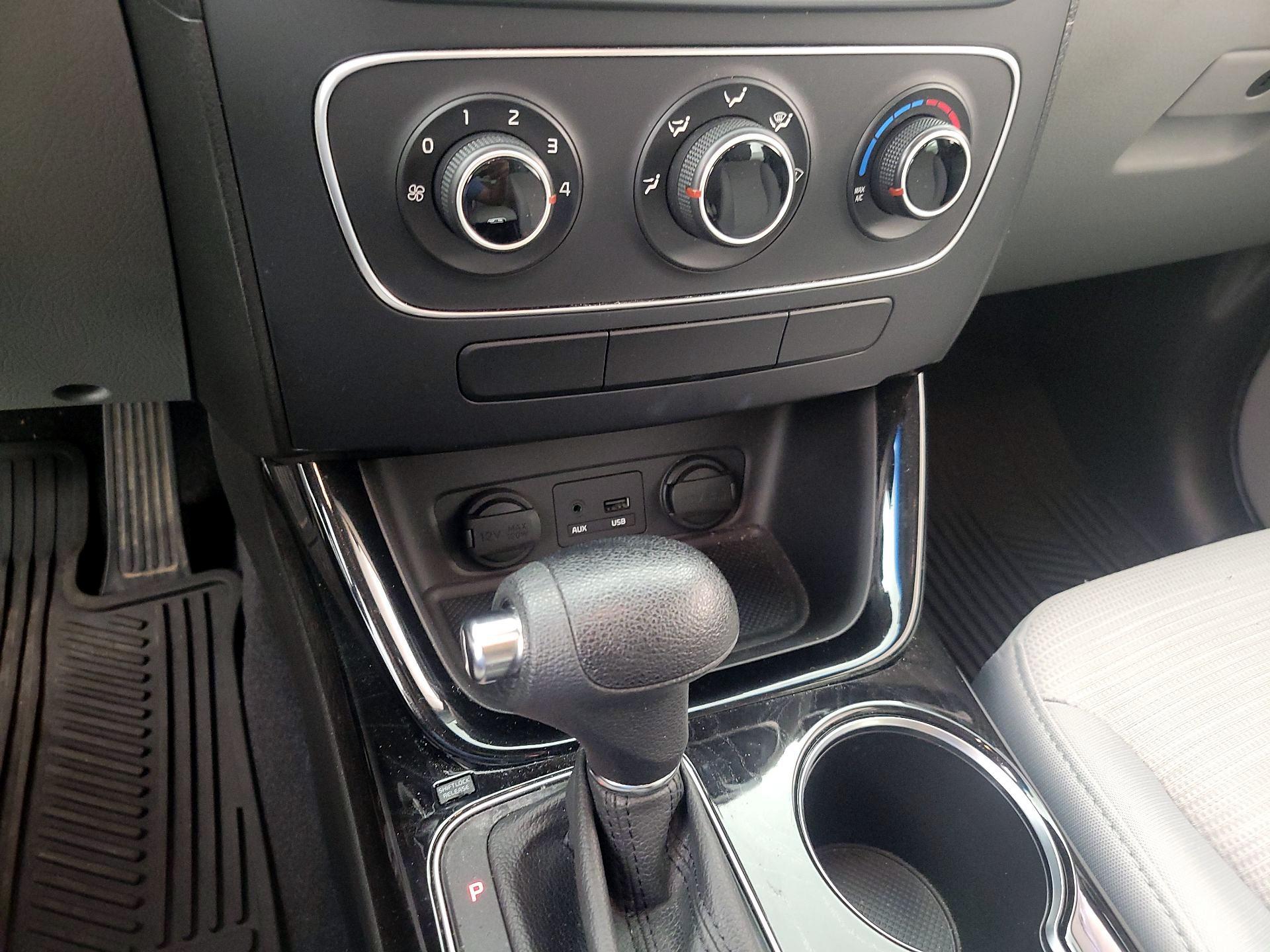 Thumbnail: 2015 Kia Sorento - 15