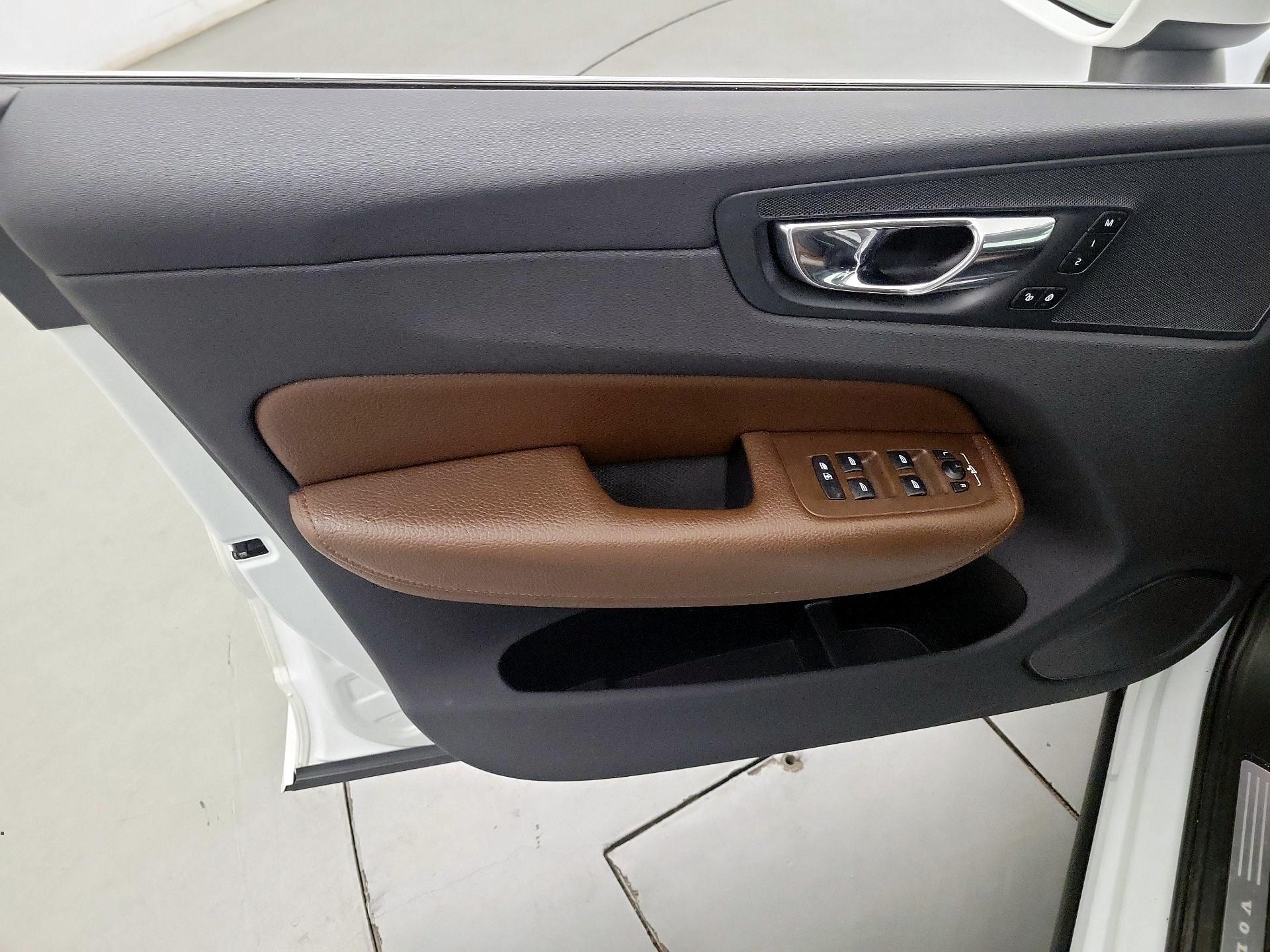 Thumbnail: 2019 Volvo XC60 - 10