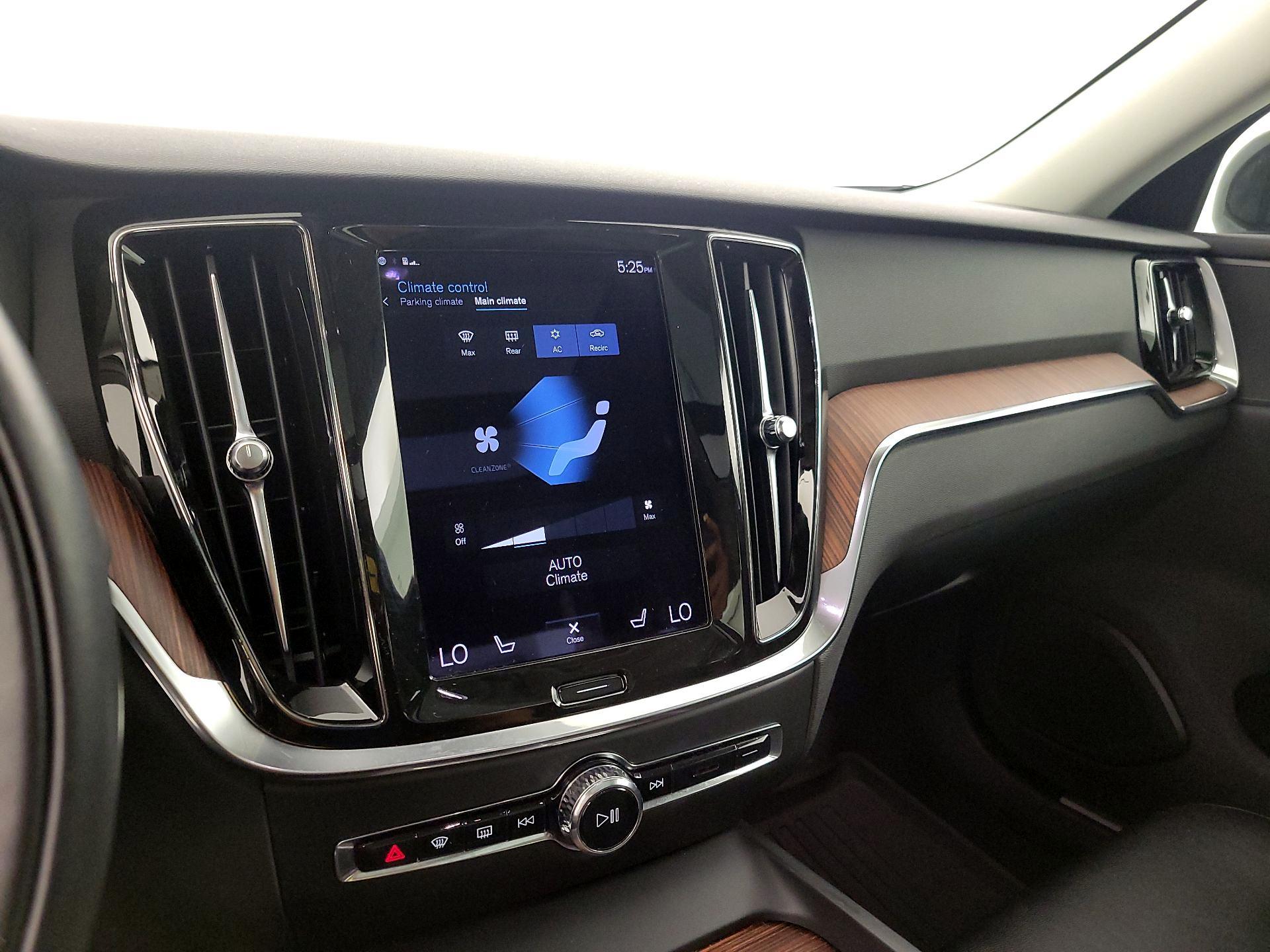 Thumbnail: 2022 Volvo S60 - 17