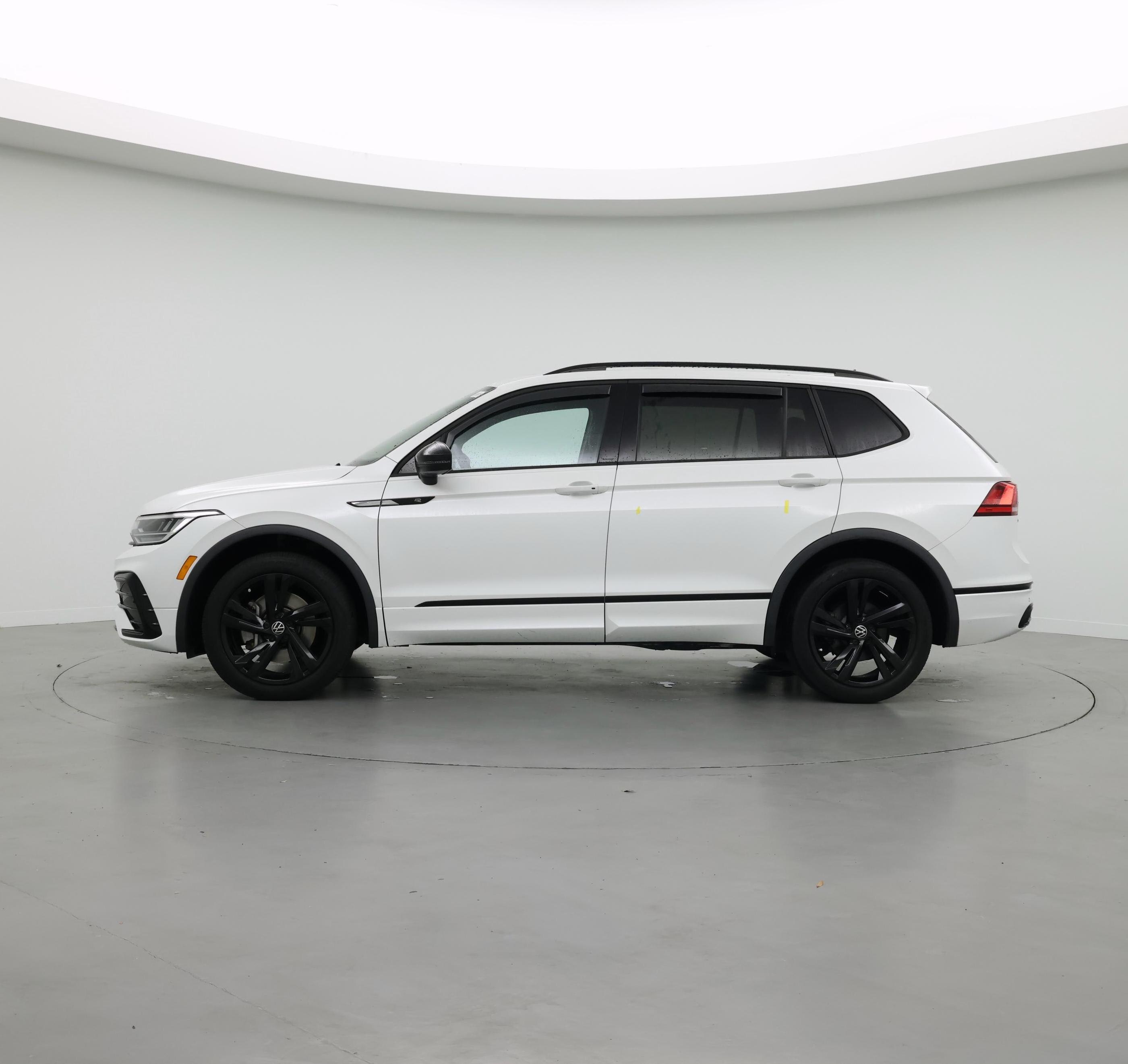 Thumbnail: 2023 Volkswagen Tiguan - 3