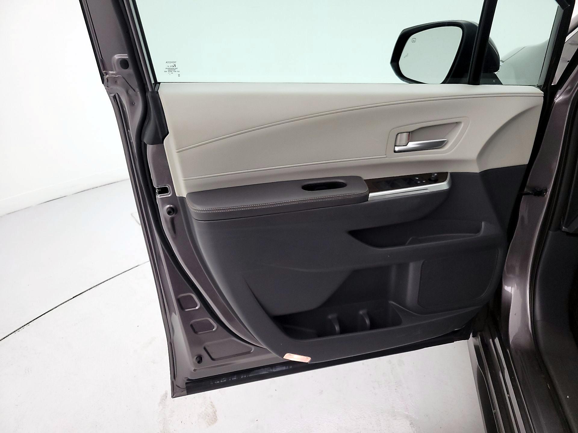 Thumbnail: 2021 Toyota Sienna - 12