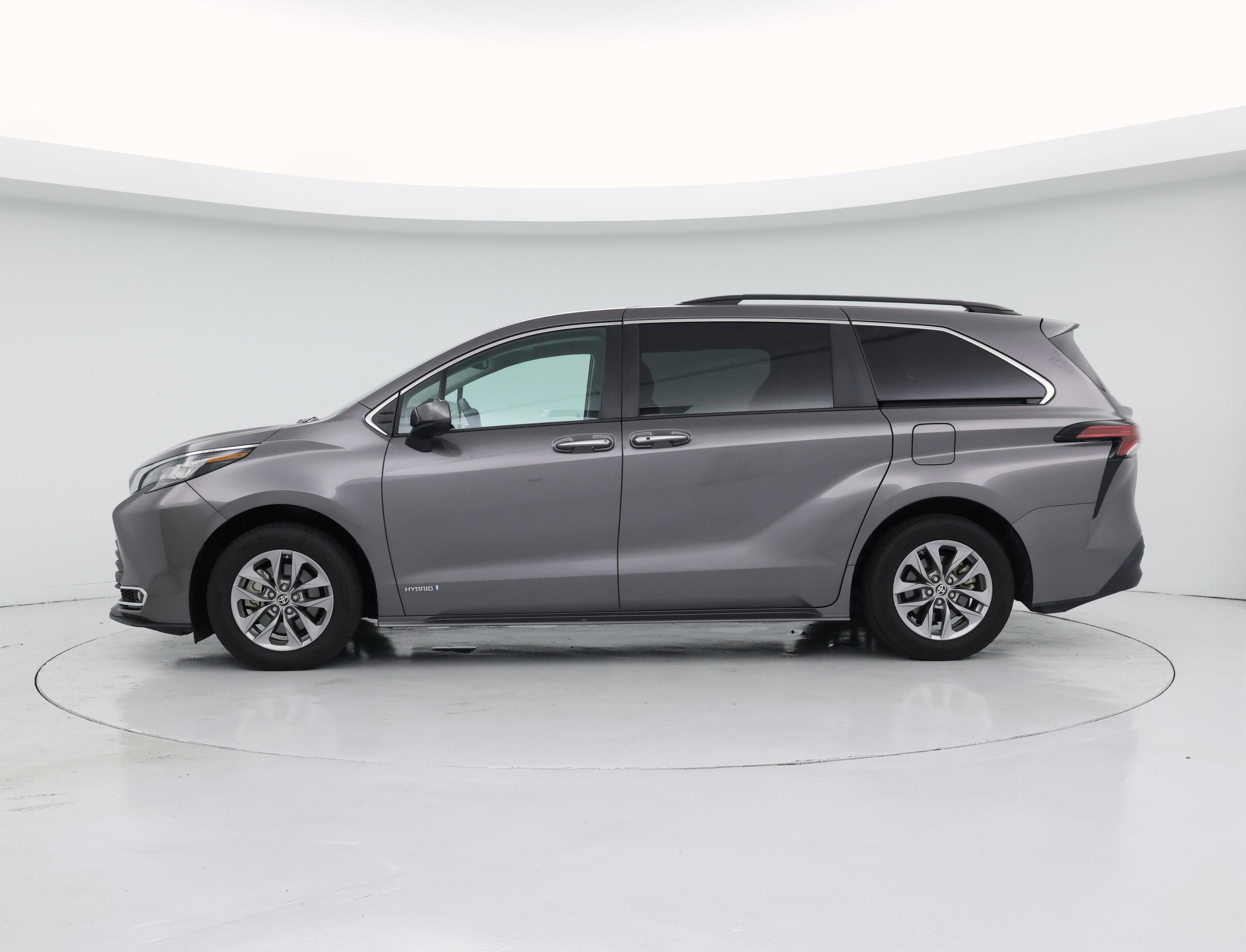 Thumbnail: 2021 Toyota Sienna - 3