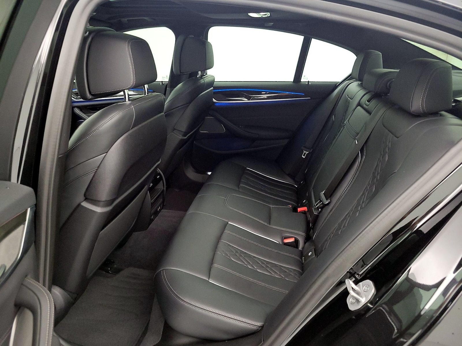 2022 BMW 5 Series 530e - Photo 22