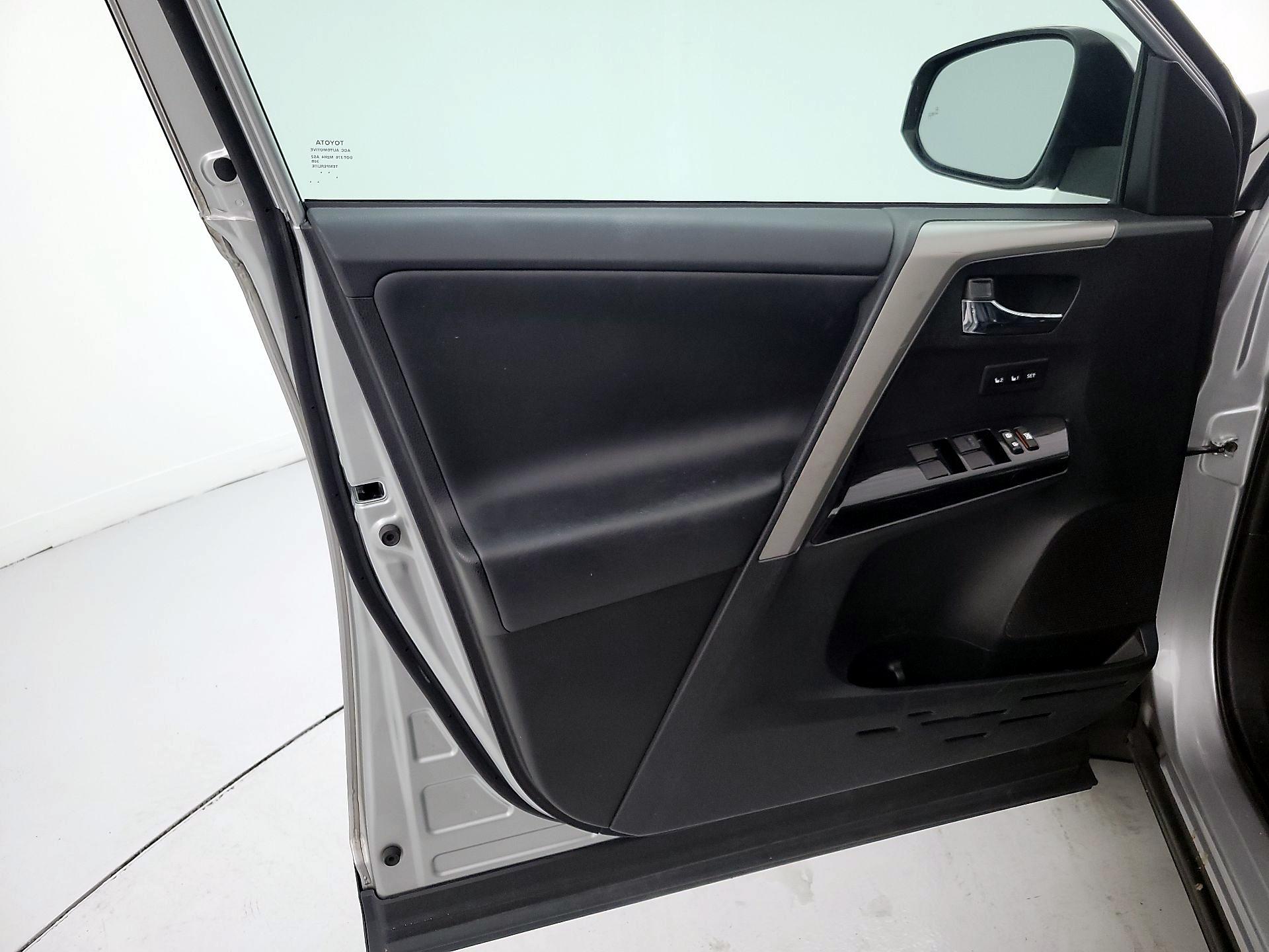 Thumbnail: 2016 Toyota RAV4 - 12