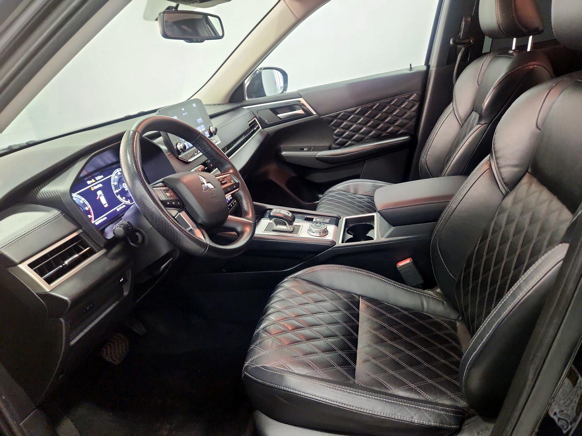 Thumbnail: 2023 Mitsubishi Outlander - 11