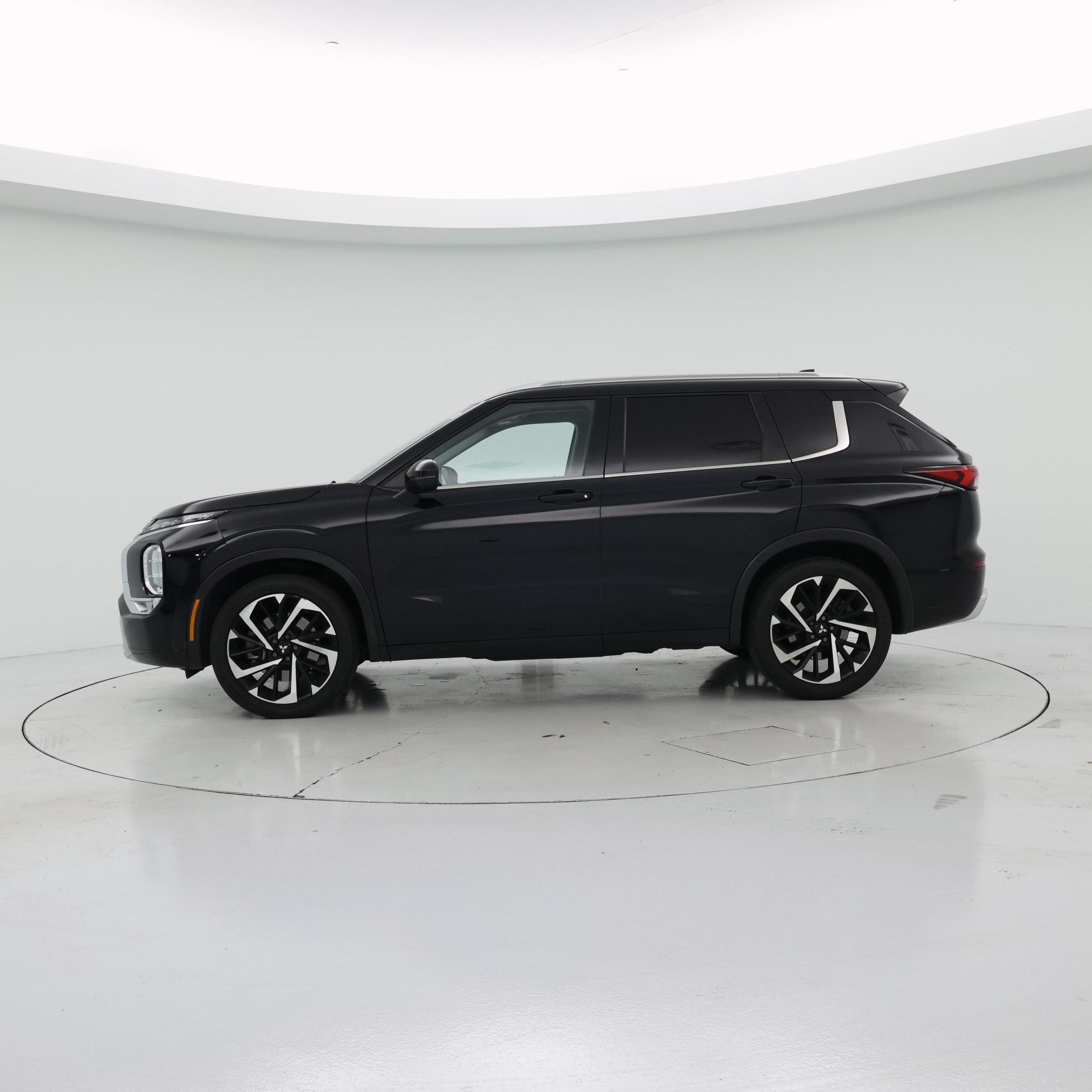 Thumbnail: 2023 Mitsubishi Outlander - 3