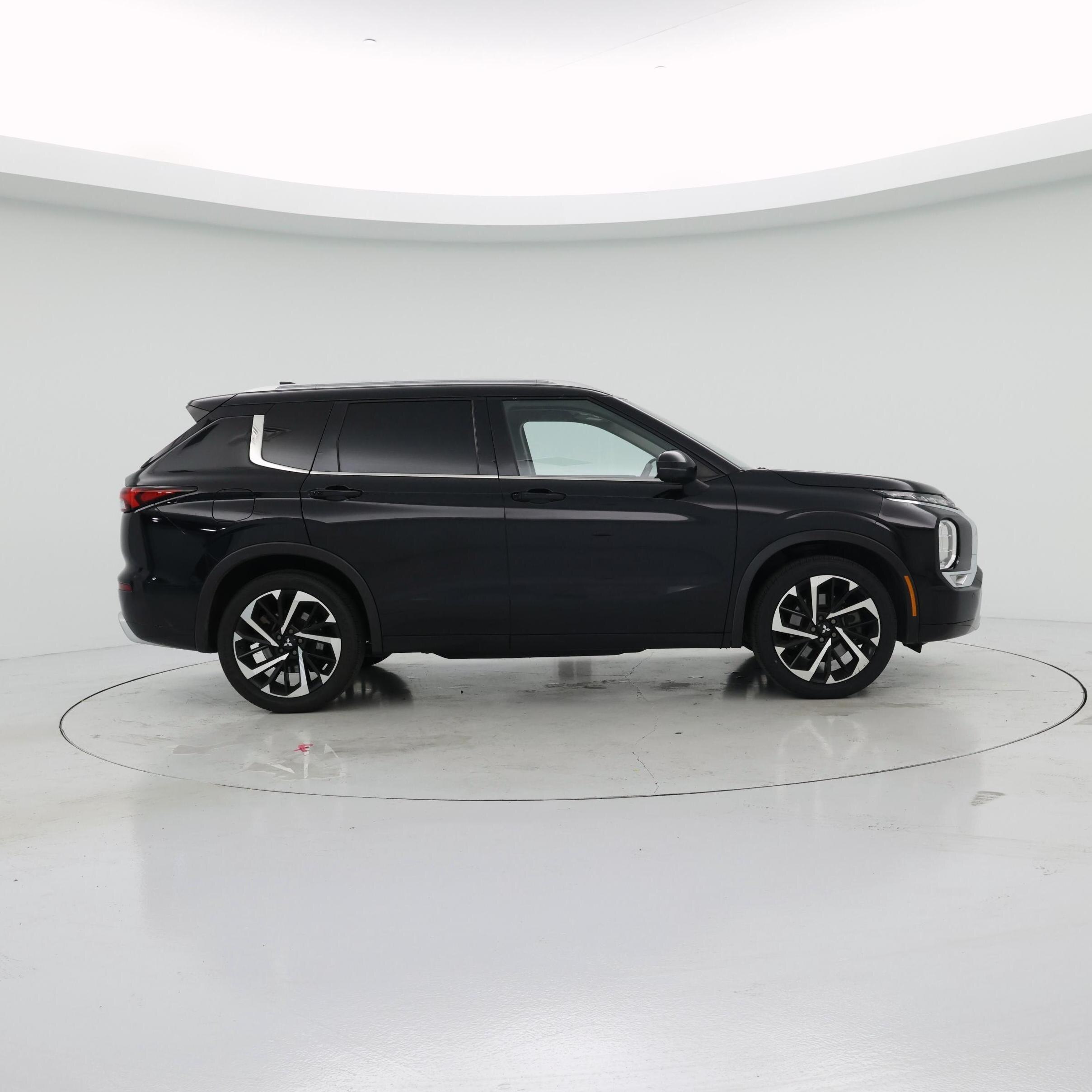 Thumbnail: 2023 Mitsubishi Outlander - 7